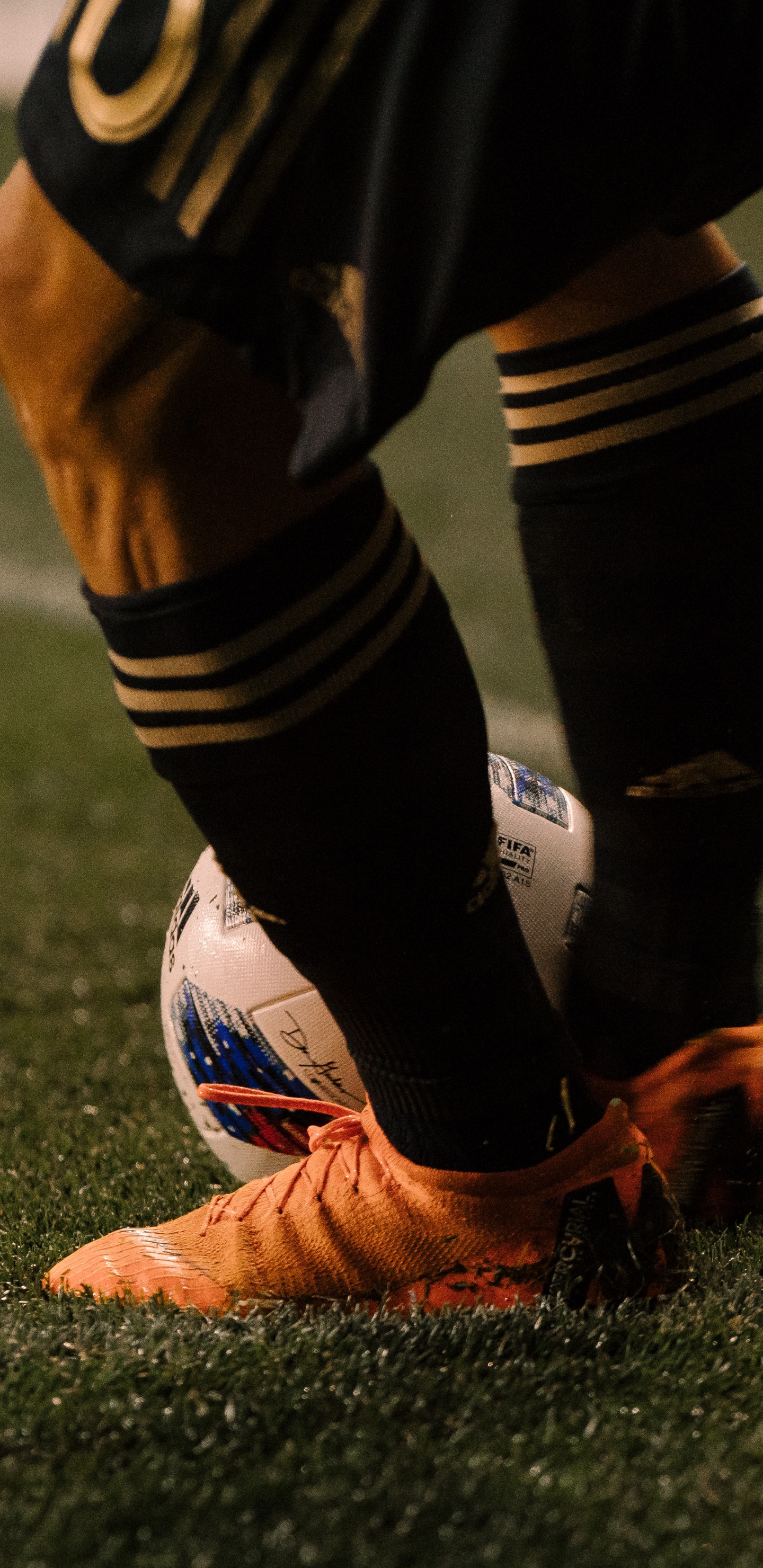 Обои футбол загрузки, клемма, башмак, игрок, человеческая нога в разрешении 1440x2960