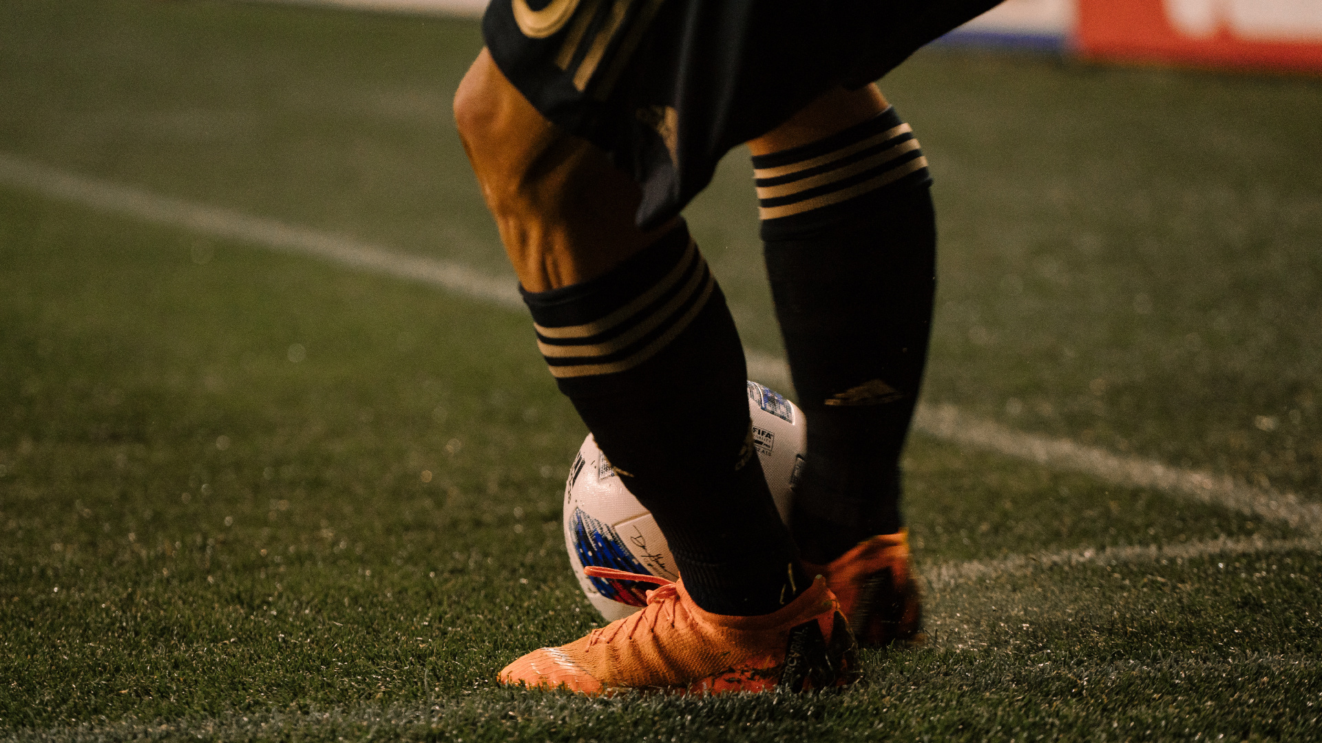 Обои футбол загрузки, клемма, башмак, игрок, человеческая нога в разрешении 1920x1080