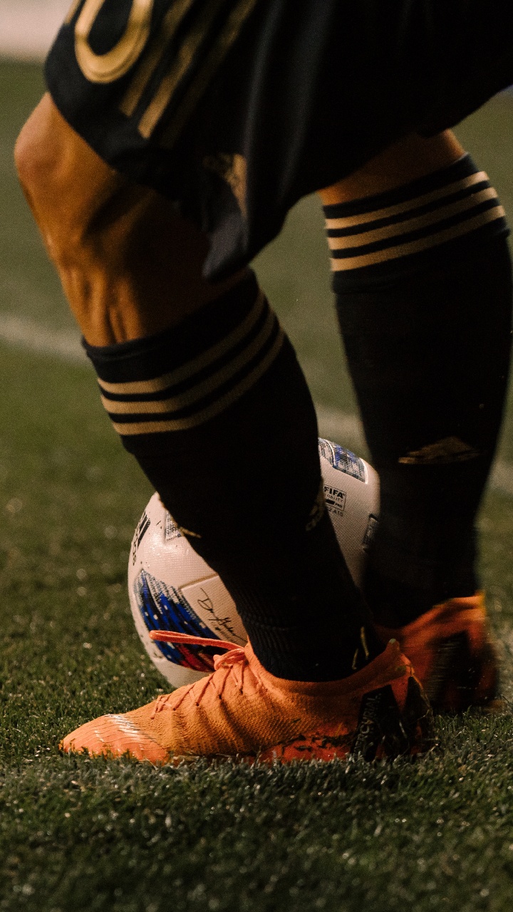 Обои футбол загрузки, клемма, башмак, игрок, человеческая нога в разрешении 720x1280