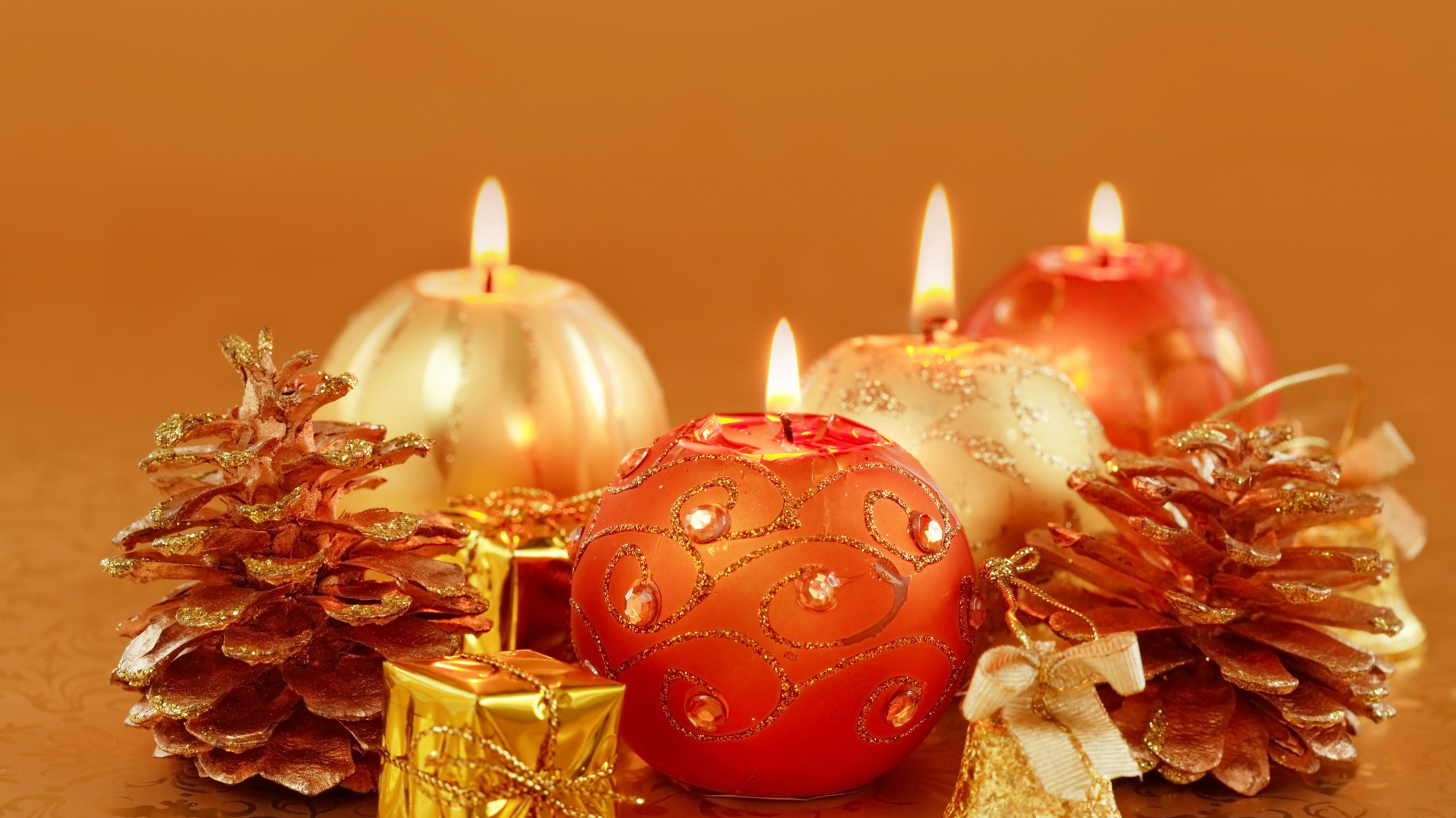 Обои Рождественский день, Новый год, свеча, натюрморт, освещение в разрешении 2560x1440