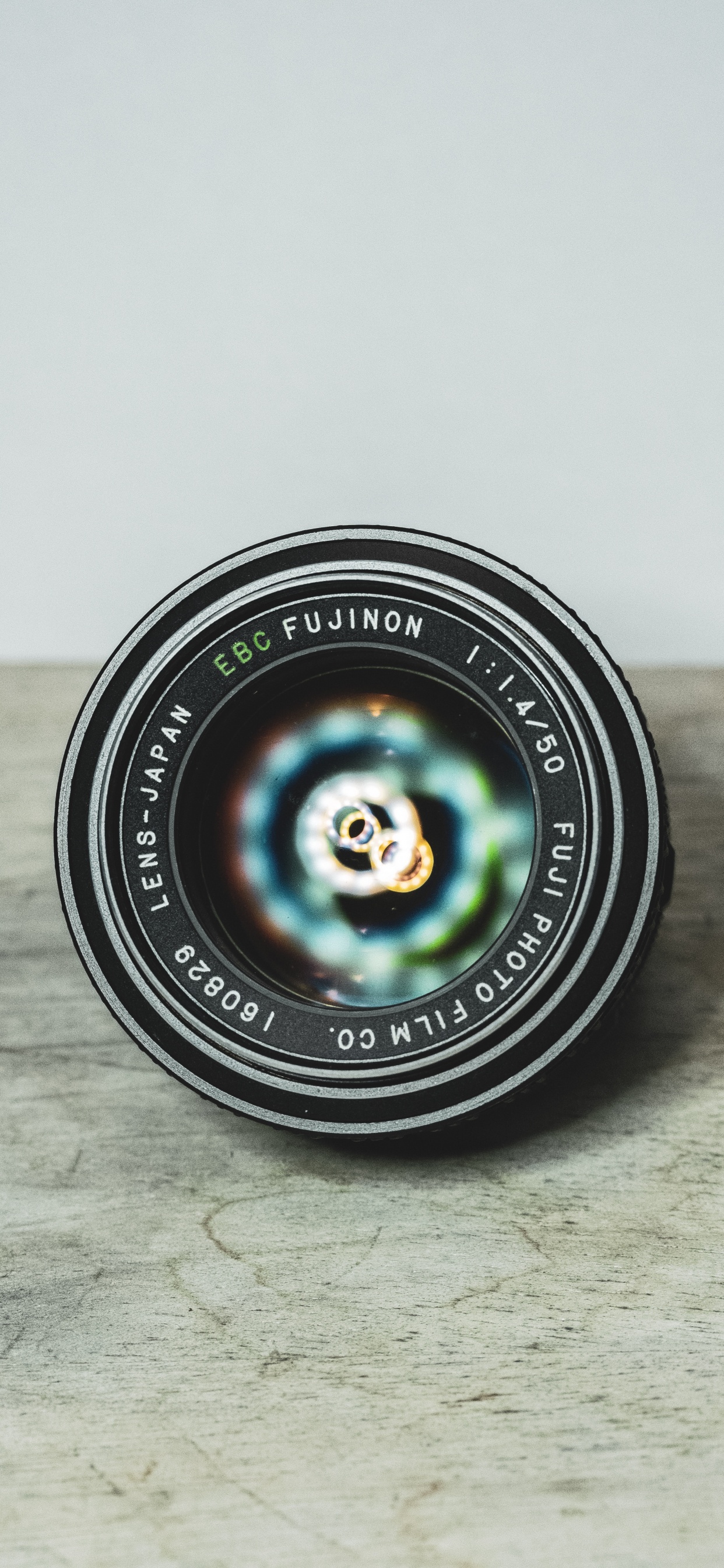 Обои объектив камеры, камера, объектив, зеленый, круг в разрешении 1242x2688