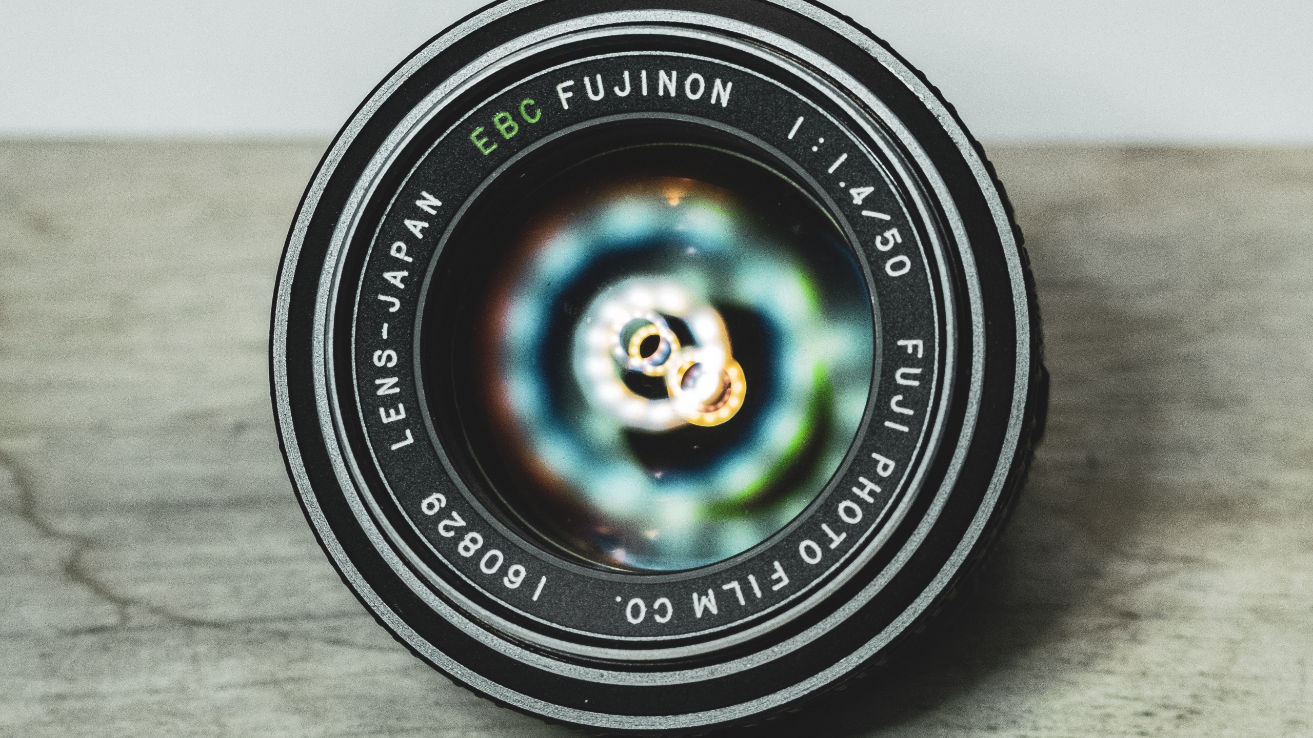 Обои объектив камеры, камера, объектив, зеленый, круг в разрешении 2560x1440