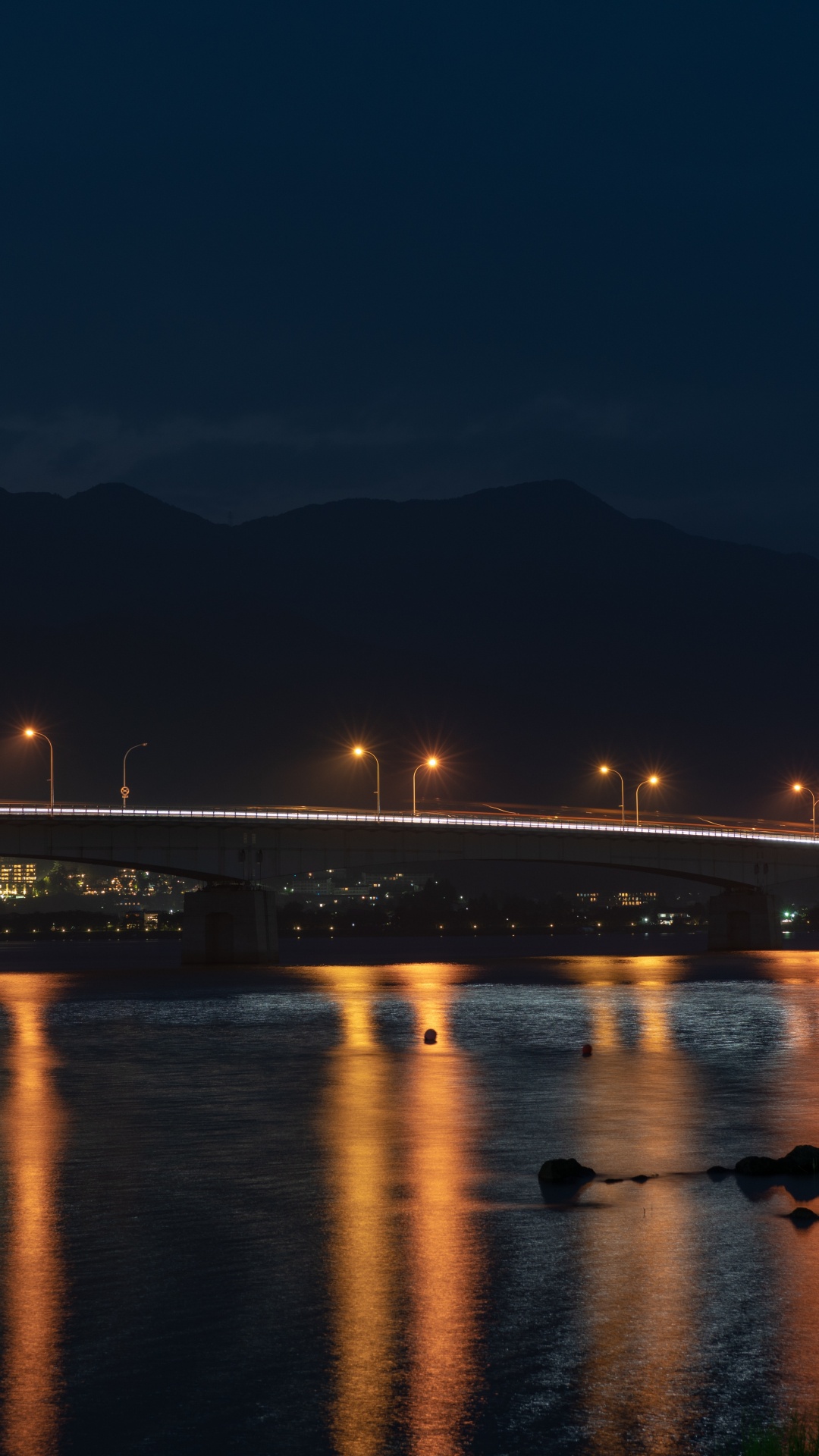 Обои освещение, свет, ночь, вода, мост в разрешении 1080x1920