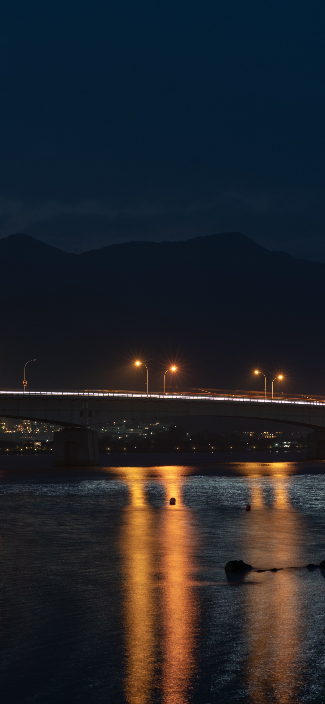Обои освещение, свет, ночь, вода, мост в разрешении 1125x2436