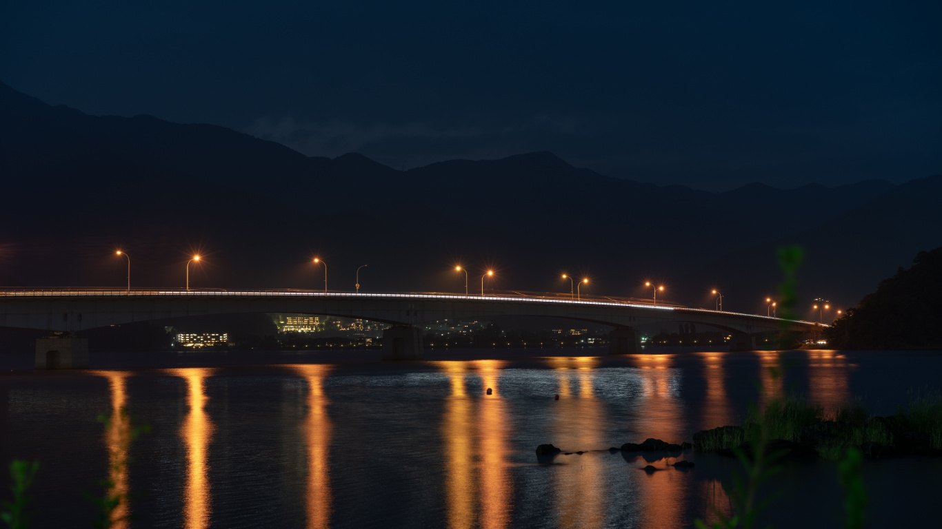 Обои освещение, свет, ночь, вода, мост в разрешении 1366x768