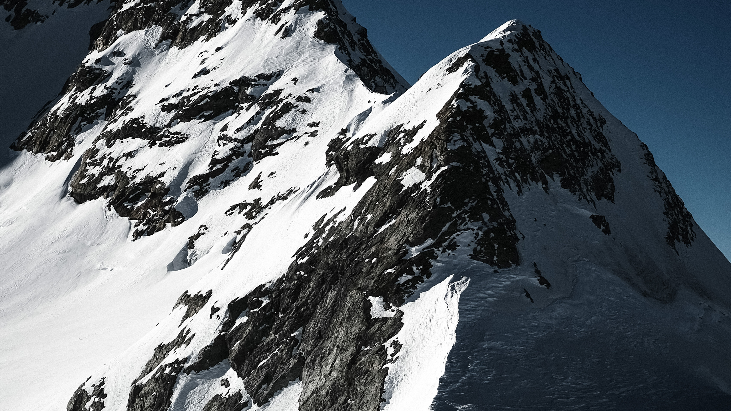 Обои природа, гора, снег, склон, мир в разрешении 2560x1440