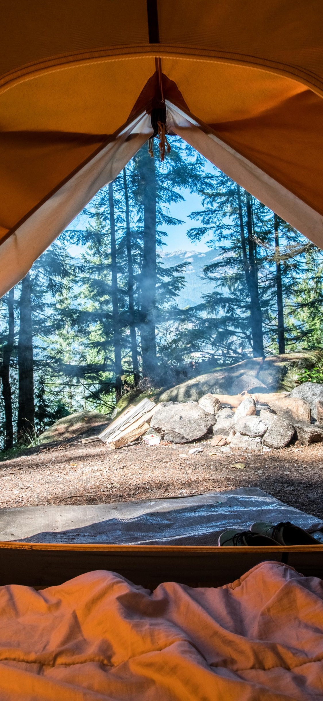 Обои Кемпинг, палатка, палаточный лагерь, комната, полутона и оттенки в разрешении 1125x2436