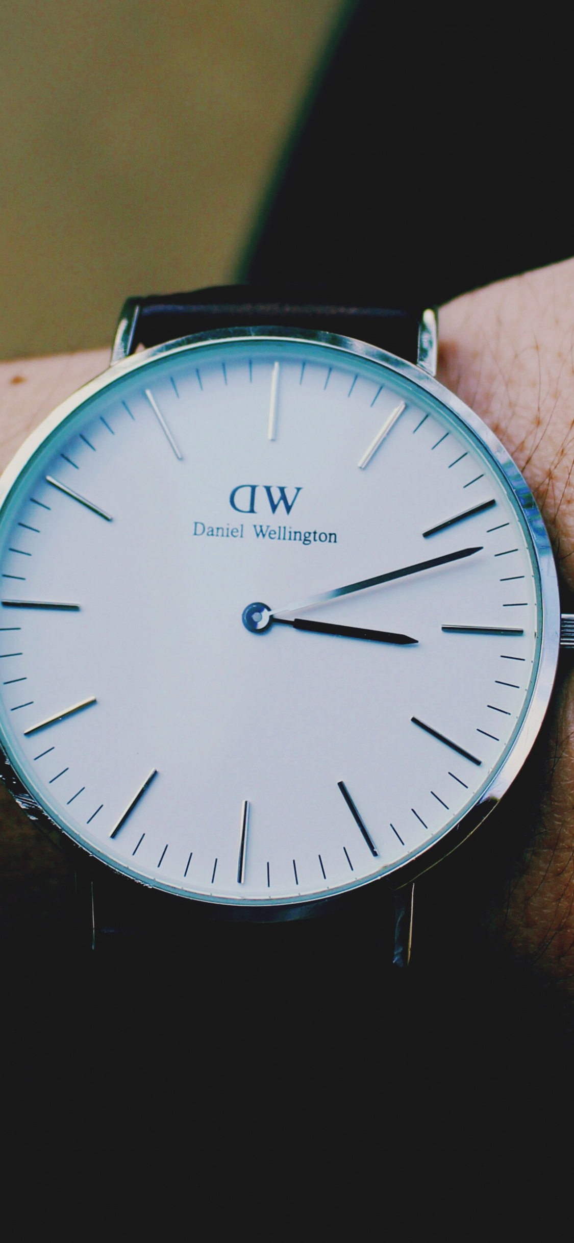 Обои Даниэль Веллингтон, часы, аналоговые часы, наручные, модный аксессуар в разрешении 1125x2436