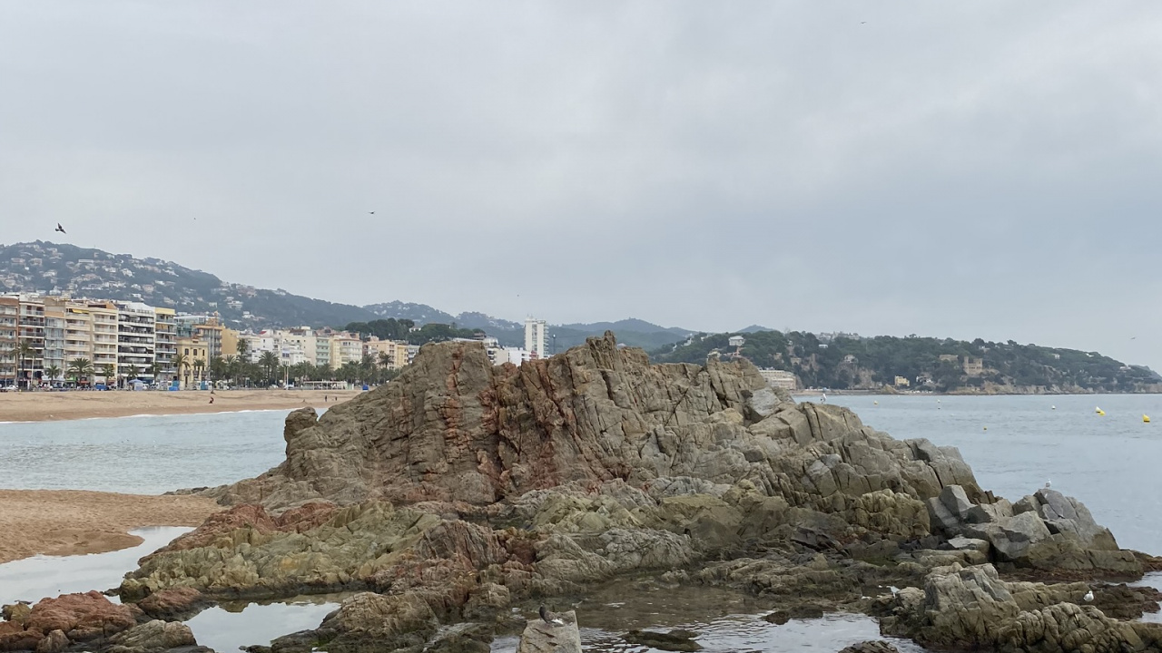 Обои море, вода, рок, побережье, коренная порода в разрешении 1280x720