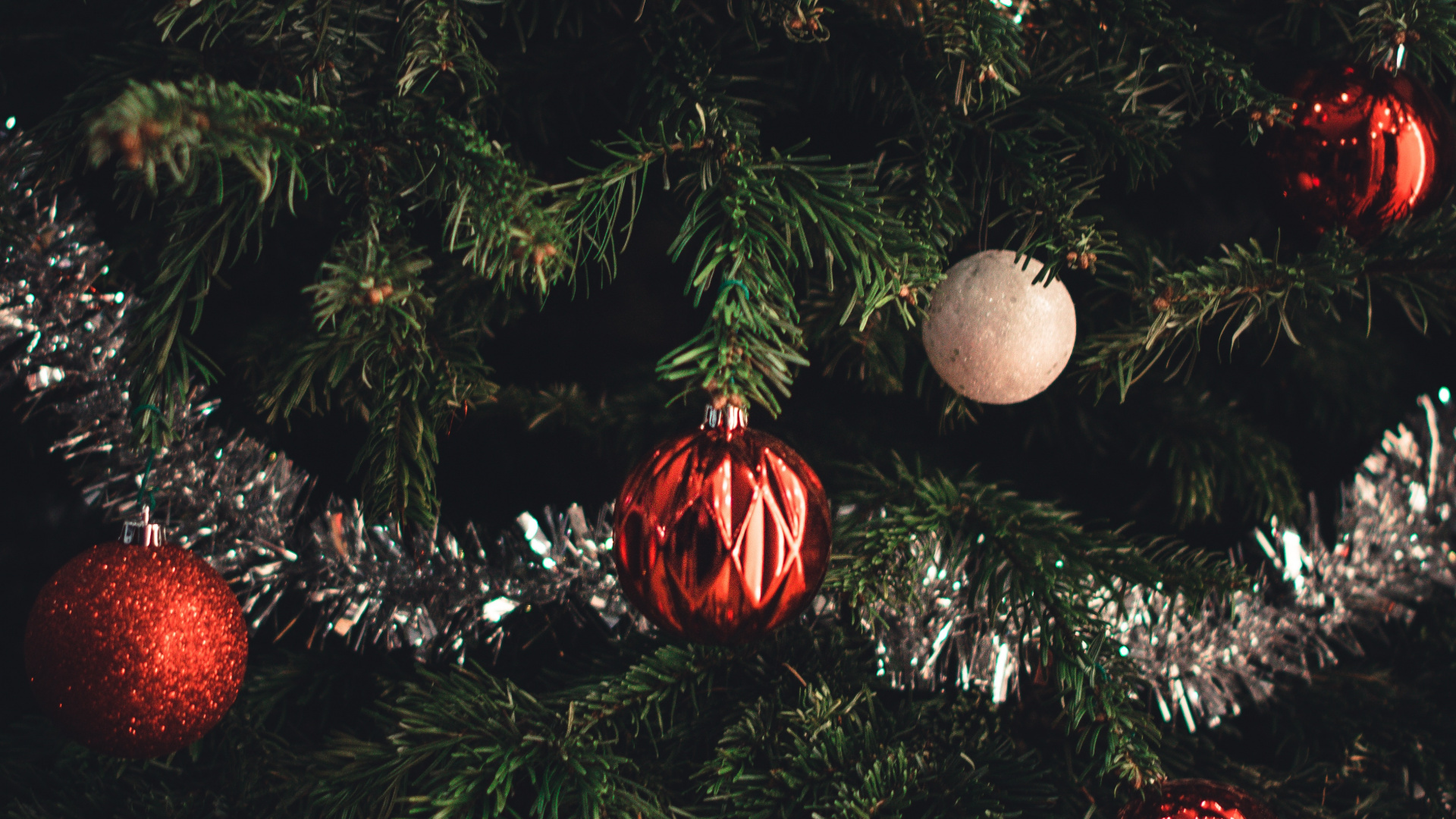 Обои елка, Рождественский день, Новый год, рождественский орнамент, Рождество в разрешении 1920x1080