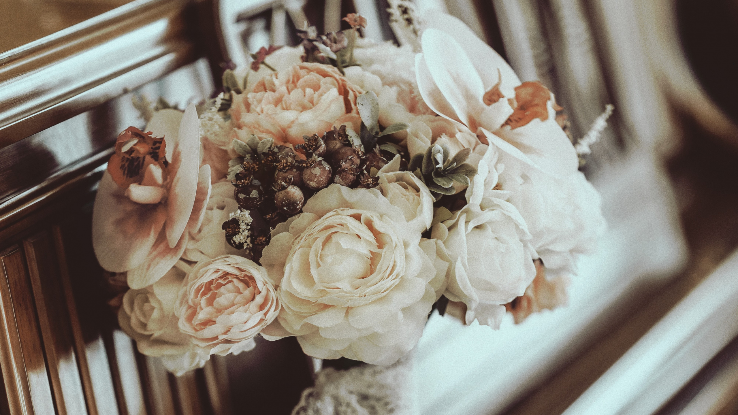 Обои букет, цветок, кружево, срезанные цветы, ткань в разрешении 2560x1440