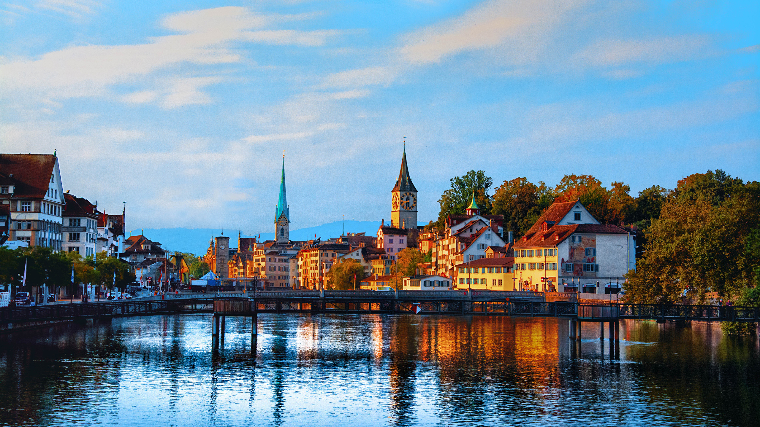 Обои вода, отражение, ориентир, городок, водный путь в разрешении 2560x1440