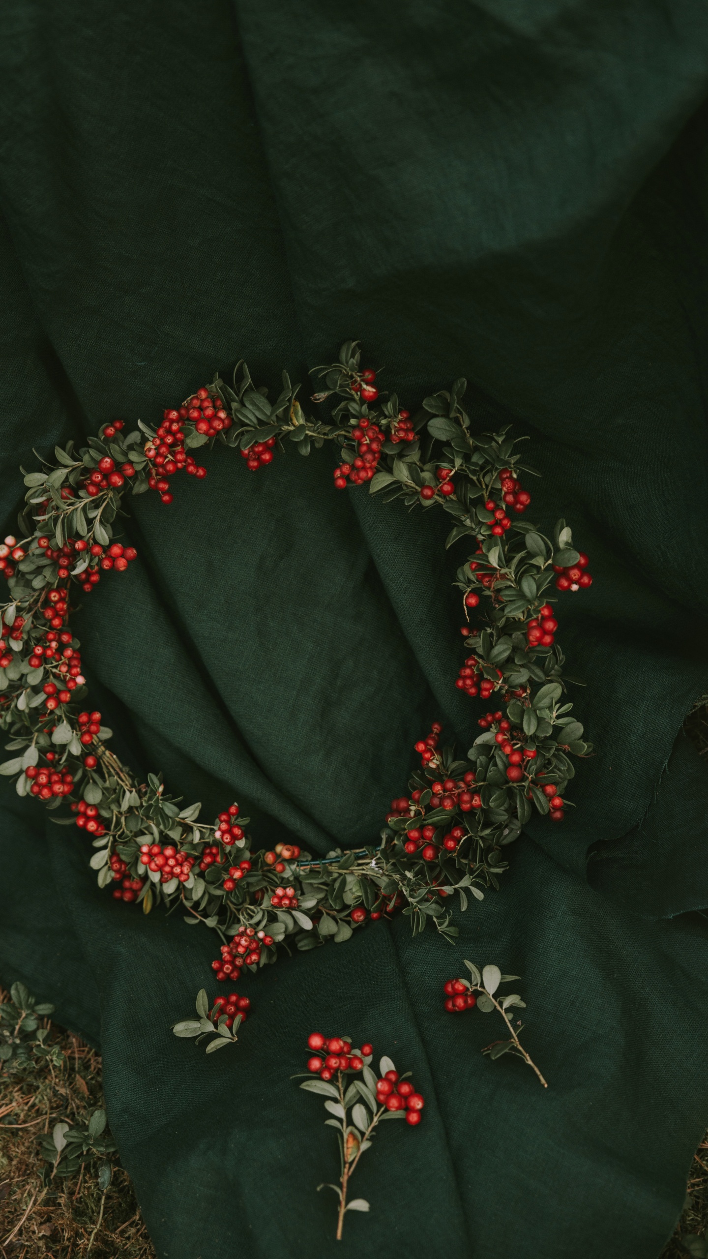 Обои цветочный дизайн, модный аксессуар, Рождественские украшения, венок, ювелирные изделия в разрешении 1440x2560