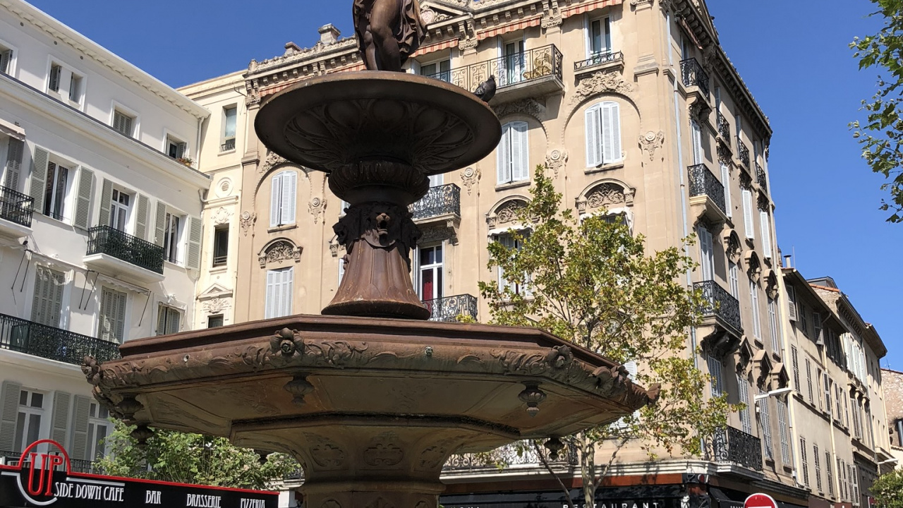 Обои фонтан, вода, туризм, статуя, городок в разрешении 1280x720