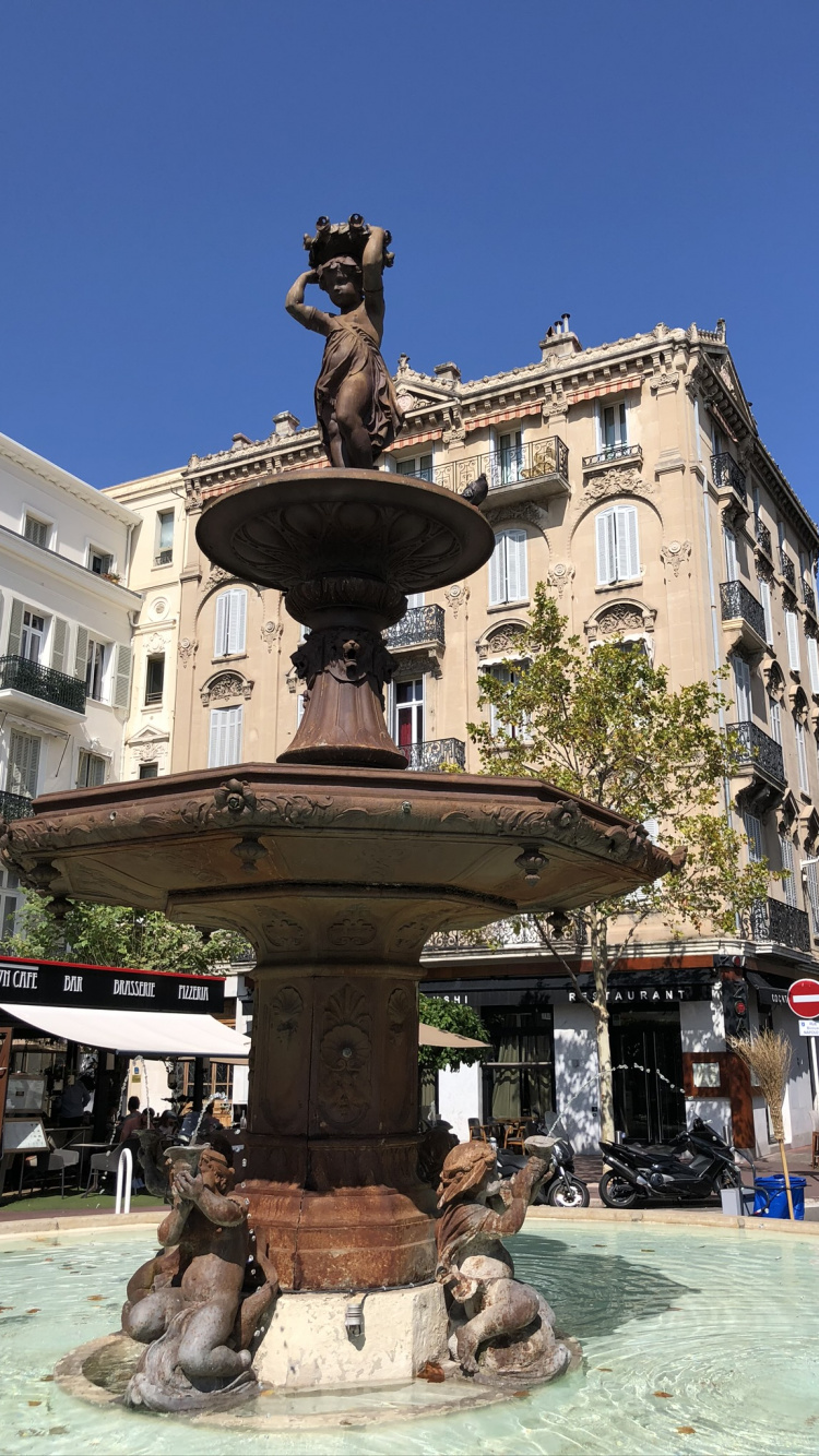 Обои фонтан, вода, туризм, статуя, городок в разрешении 750x1334