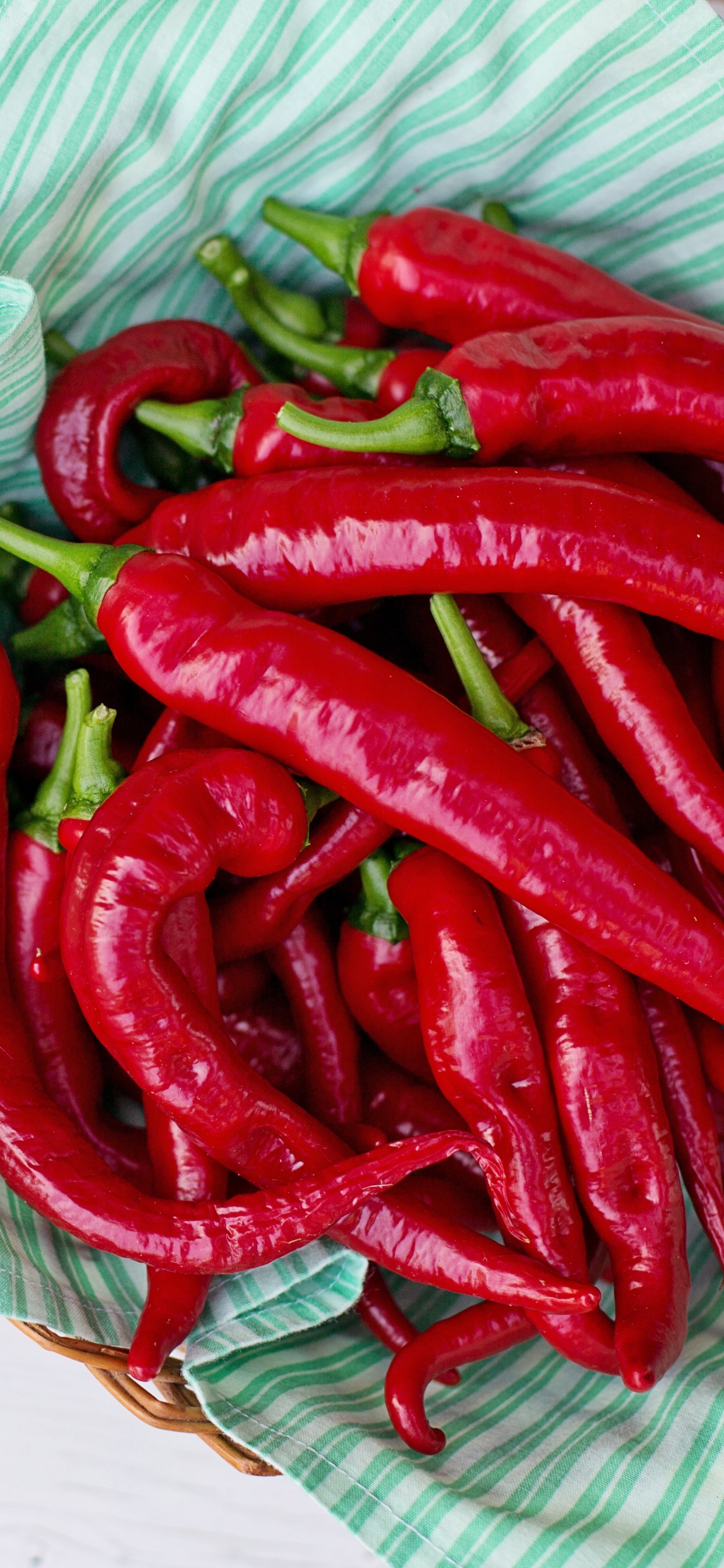 Обои чилийский перец, специя, пеперончини, сладкий перец и перец чили, пища в разрешении 1242x2688