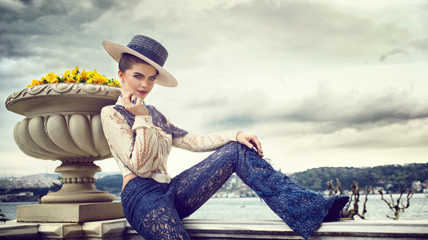 Обои Пелин Карахан, Михримах Султан, актер, джинсы, красота в разрешении 1366x768