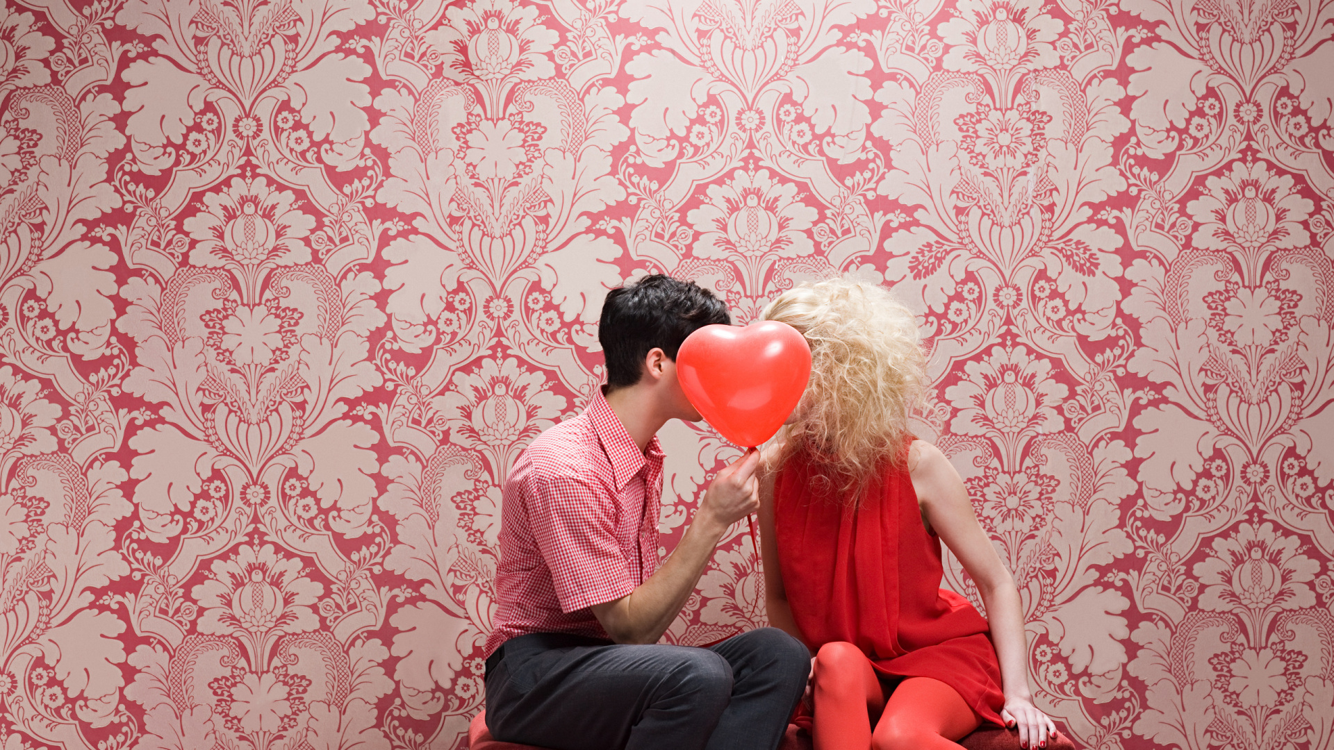 Обои красный цвет, розовый, любовь, роман, взаимодействие в разрешении 1920x1080