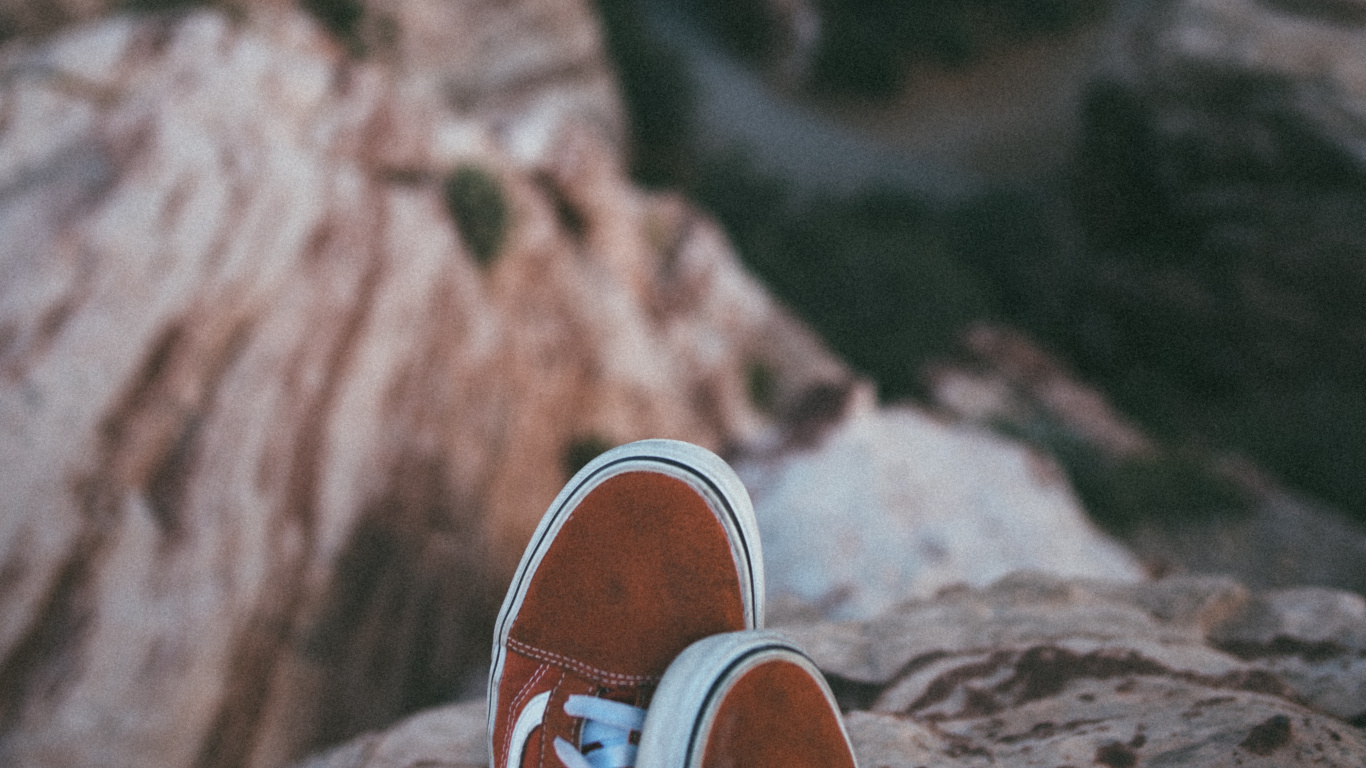 Обои башмак, обувь, прохлада, человеческая нога, коричневый цвет в разрешении 1366x768