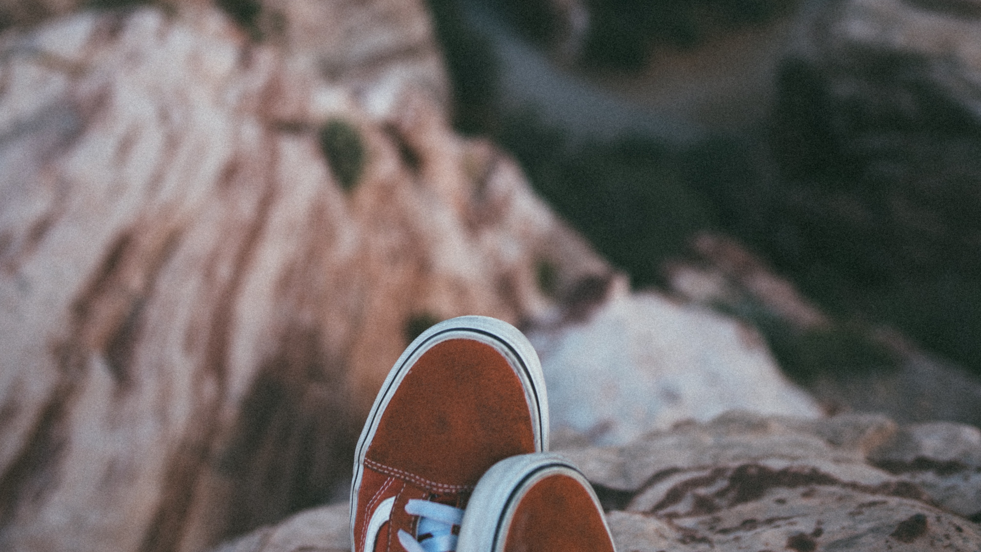 Обои башмак, обувь, прохлада, человеческая нога, коричневый цвет в разрешении 3840x2160