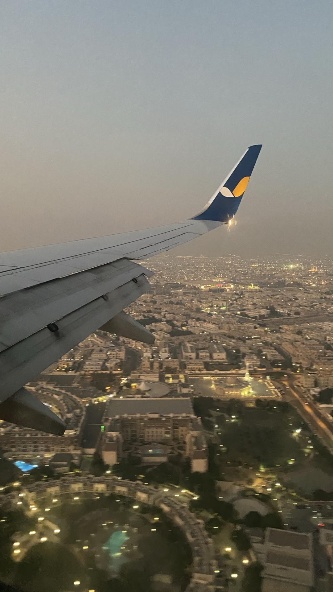 Обои авиакомпания, самолет, самолеты, городской район, авиалайнер в разрешении 1080x1920