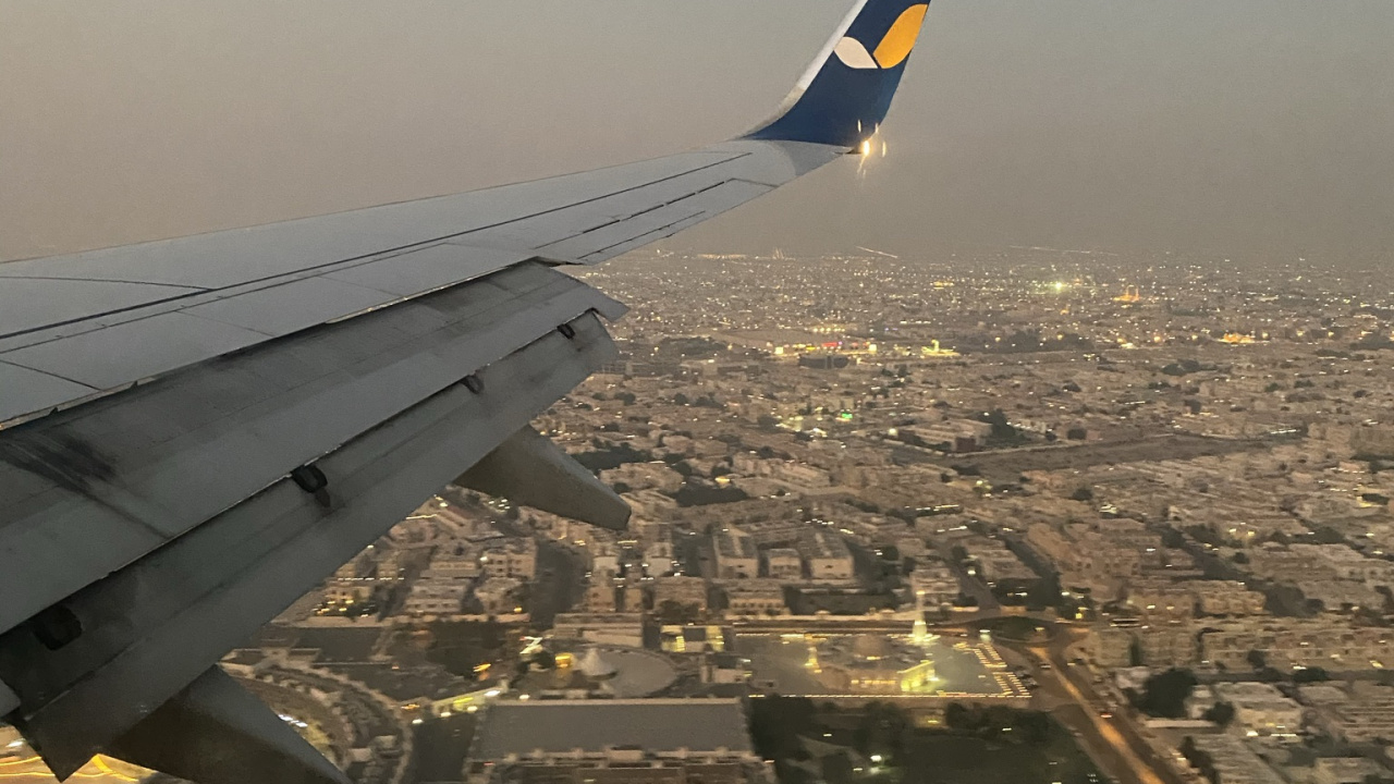 Обои авиакомпания, самолет, самолеты, городской район, авиалайнер в разрешении 1280x720