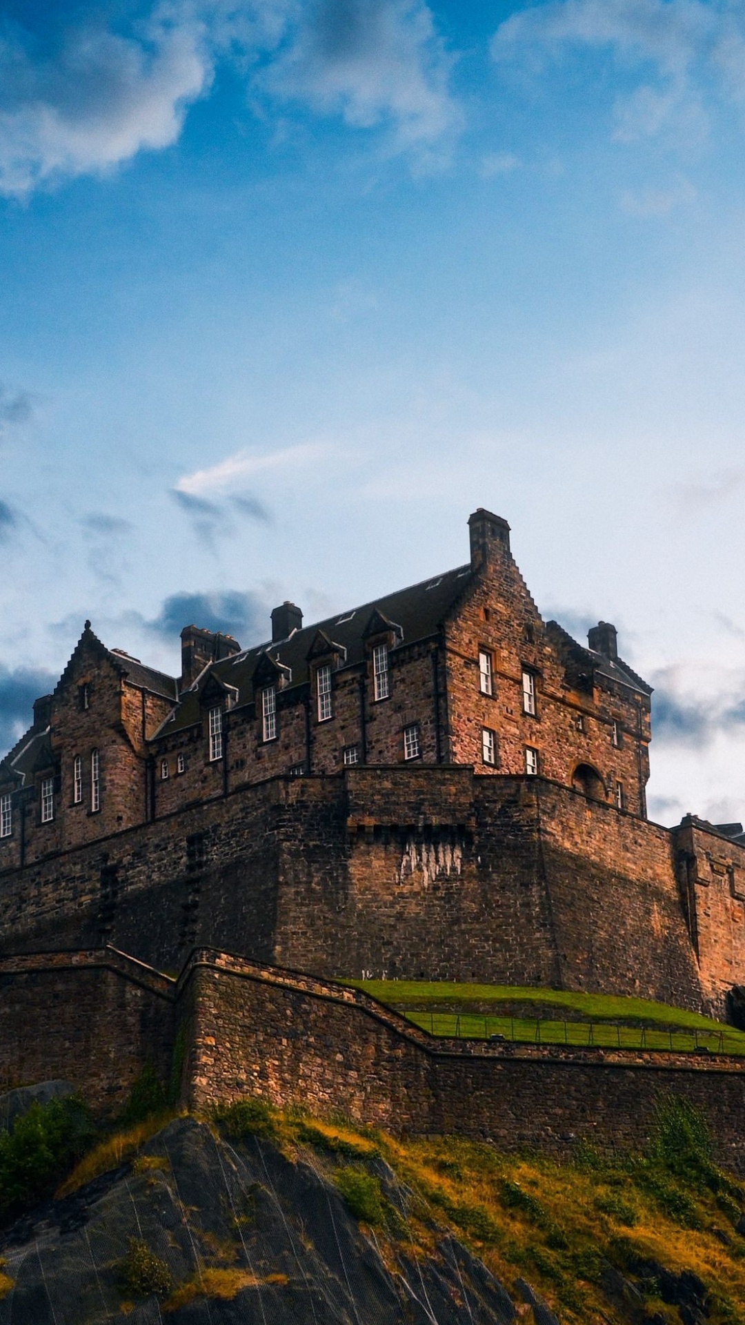 Обои Сады Принсес Стрит, Эдинбургский Замок, Айвенго, Роб Рой, облако в разрешении 1080x1920