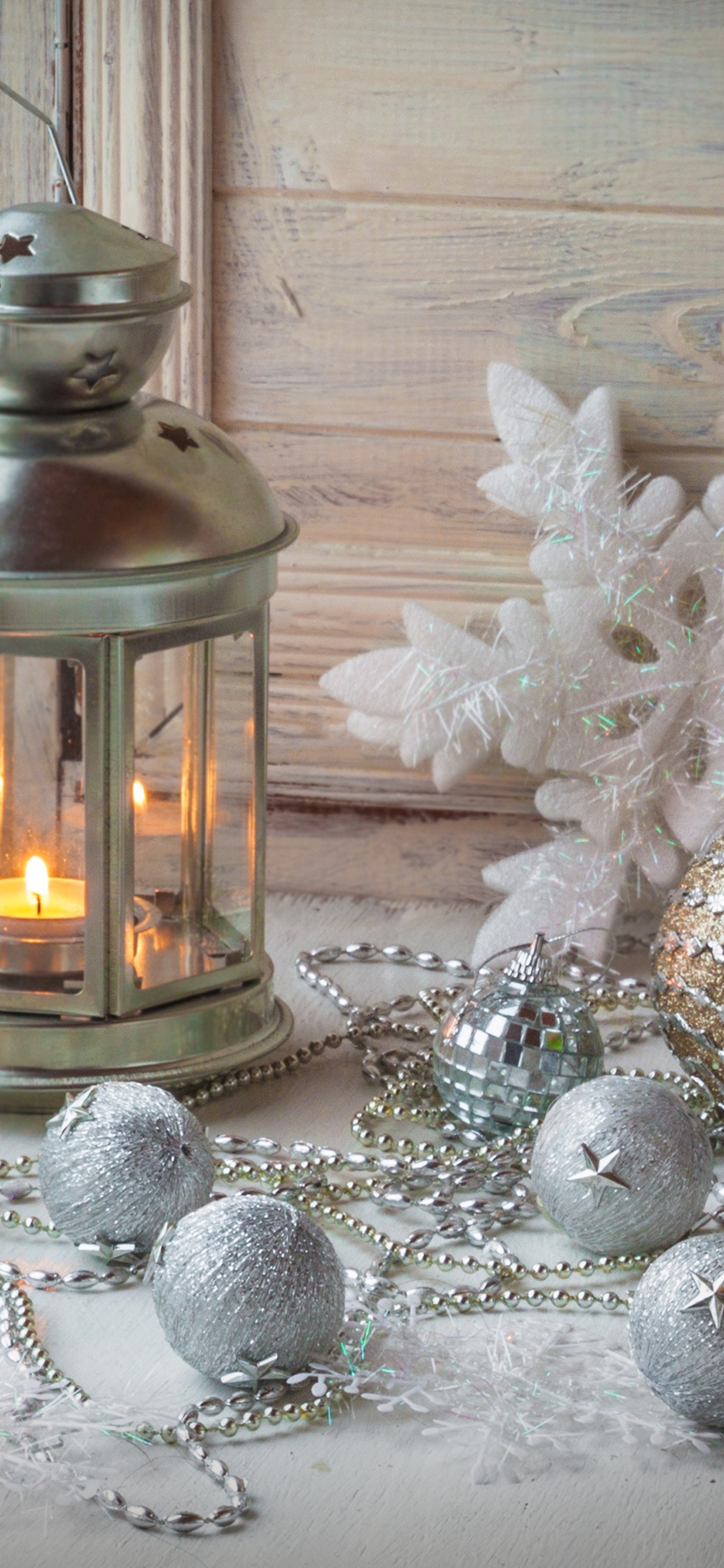 Обои Рождественский день, Рождественские украшения, стекло, рождественский орнамент, свеча в разрешении 1242x2688