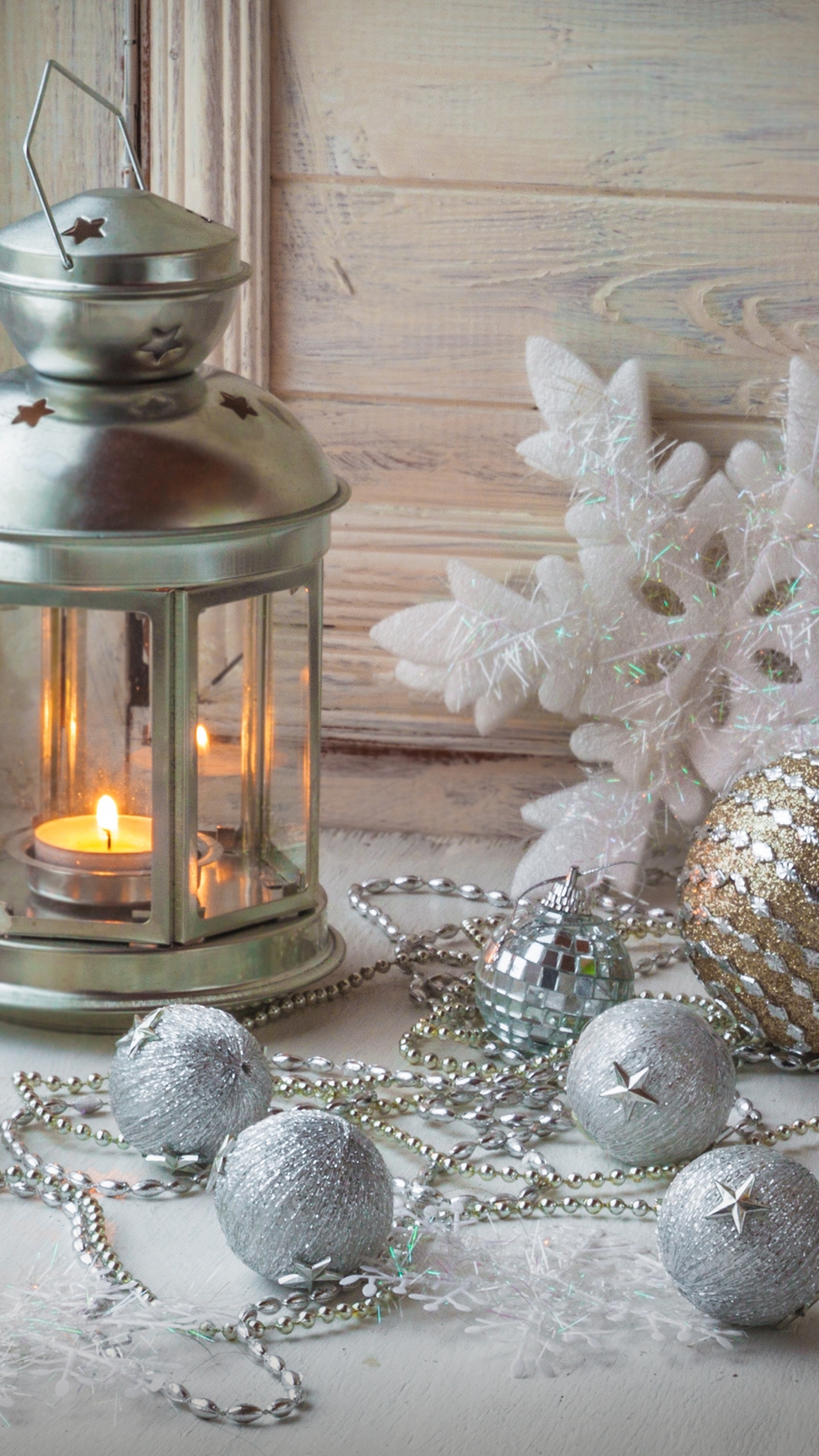 Обои Рождественский день, Рождественские украшения, стекло, рождественский орнамент, свеча в разрешении 1440x2560