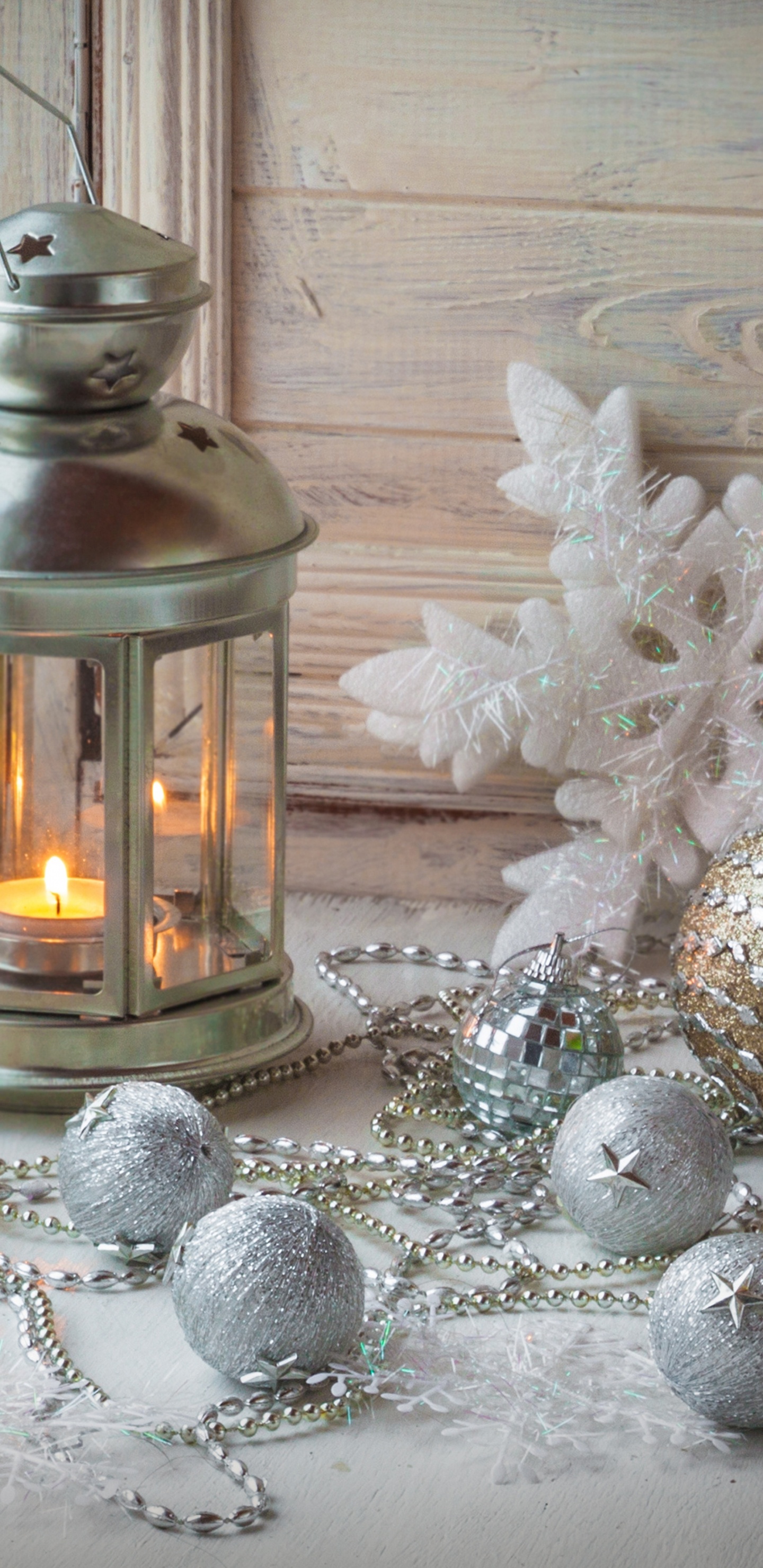 Обои Рождественский день, Рождественские украшения, стекло, рождественский орнамент, свеча в разрешении 1440x2960