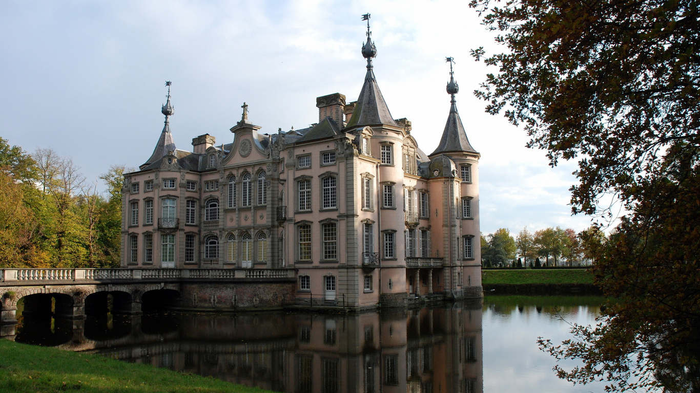 Обои замок, водный путь, здание, имущество, величественный дом в разрешении 1366x768