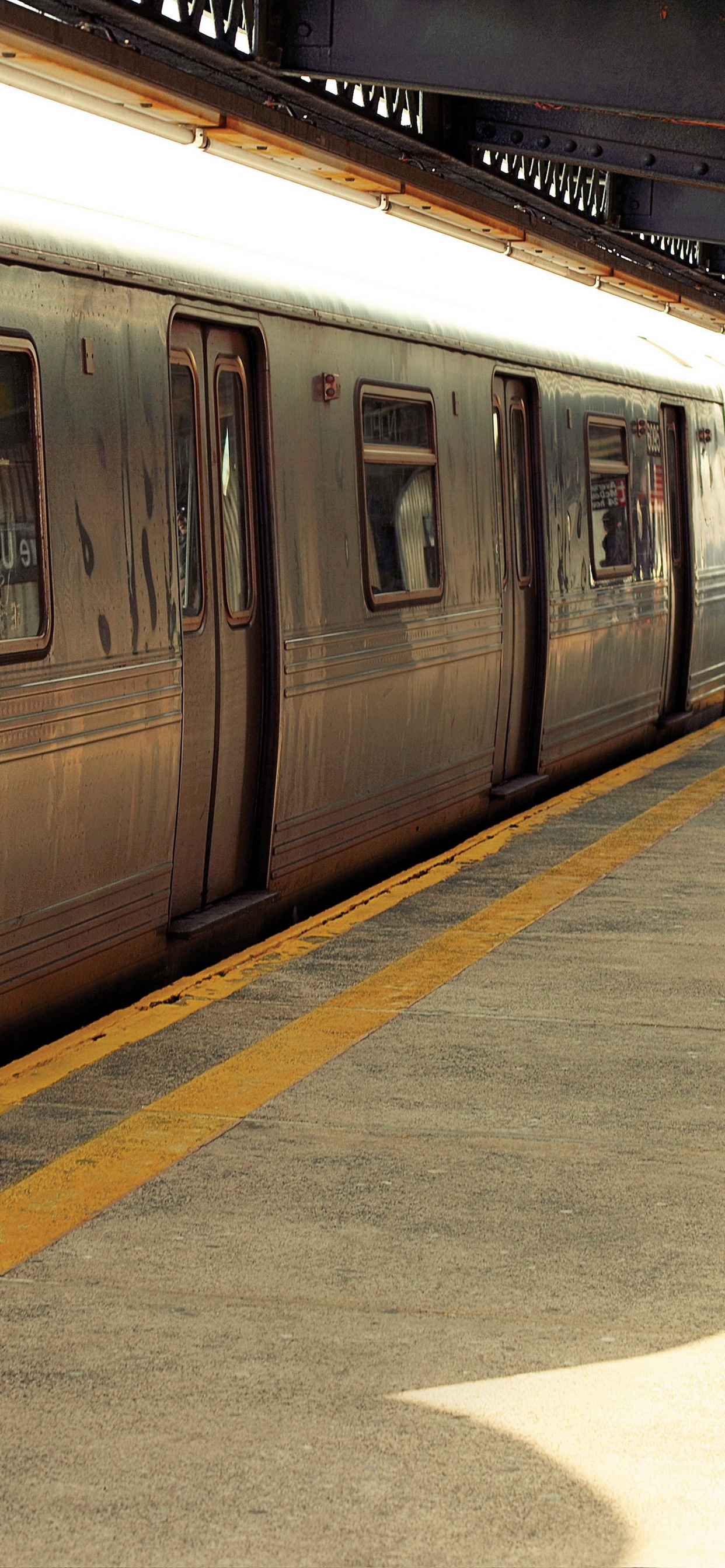 Обои стояние, подвижной состав, транспорт, метро, скоростной транспорт в разрешении 1242x2688