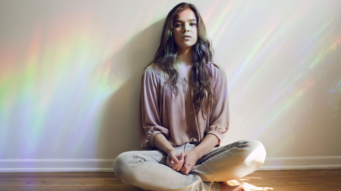 Обои hailee штайнфельд, сидящий, медитация, длинные волосы, музыка в разрешении 1366x768