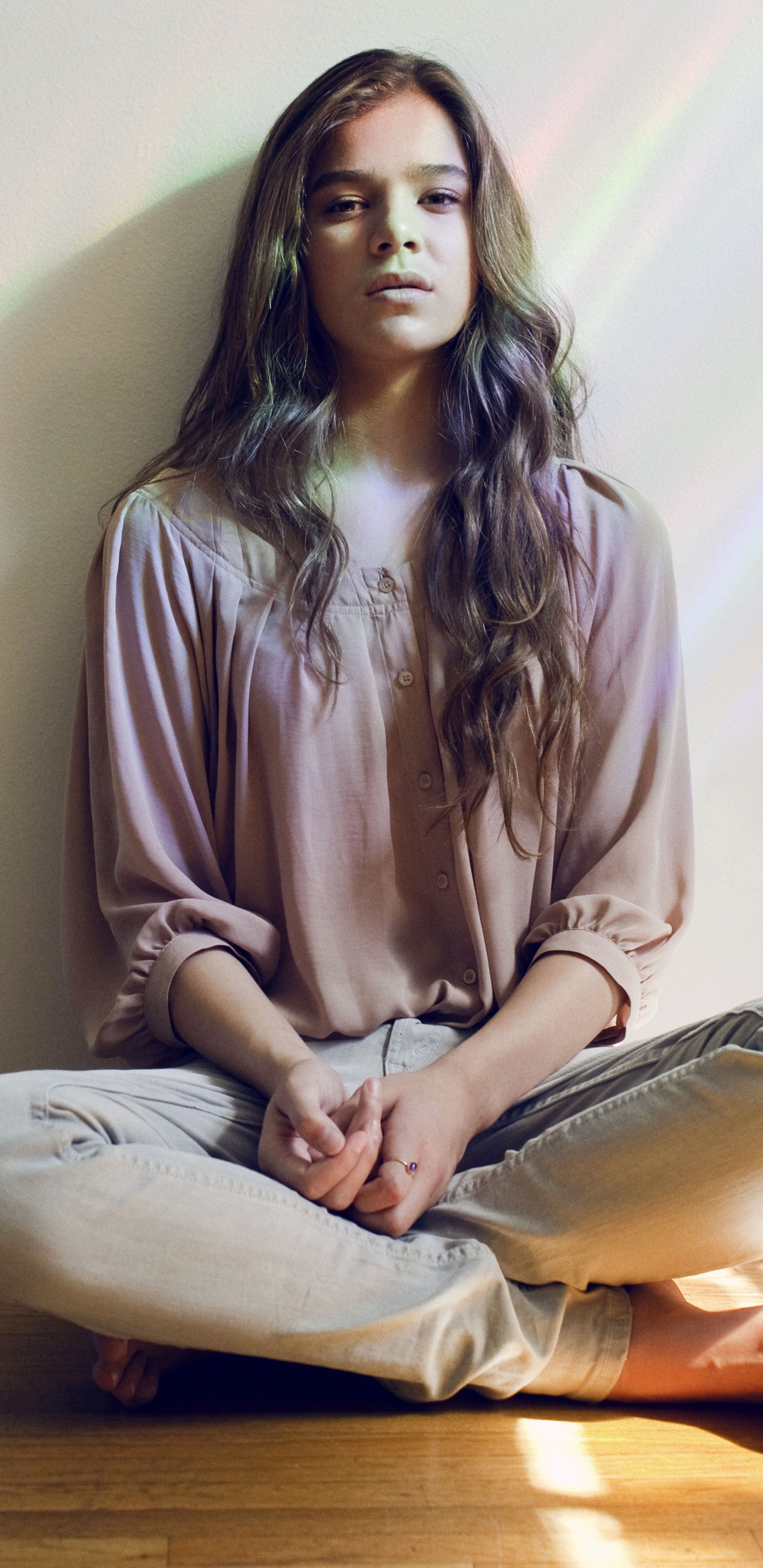 Обои hailee штайнфельд, сидящий, медитация, длинные волосы, музыка в разрешении 1440x2960