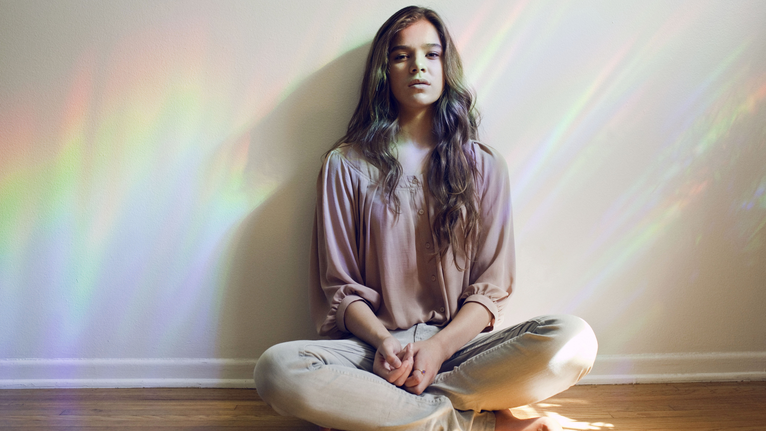 Обои hailee штайнфельд, сидящий, медитация, длинные волосы, музыка в разрешении 2560x1440