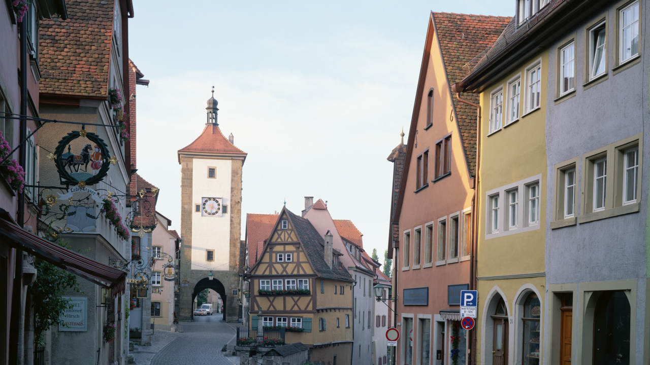 Обои городок, улица, здание, соседство, город в разрешении 1280x720