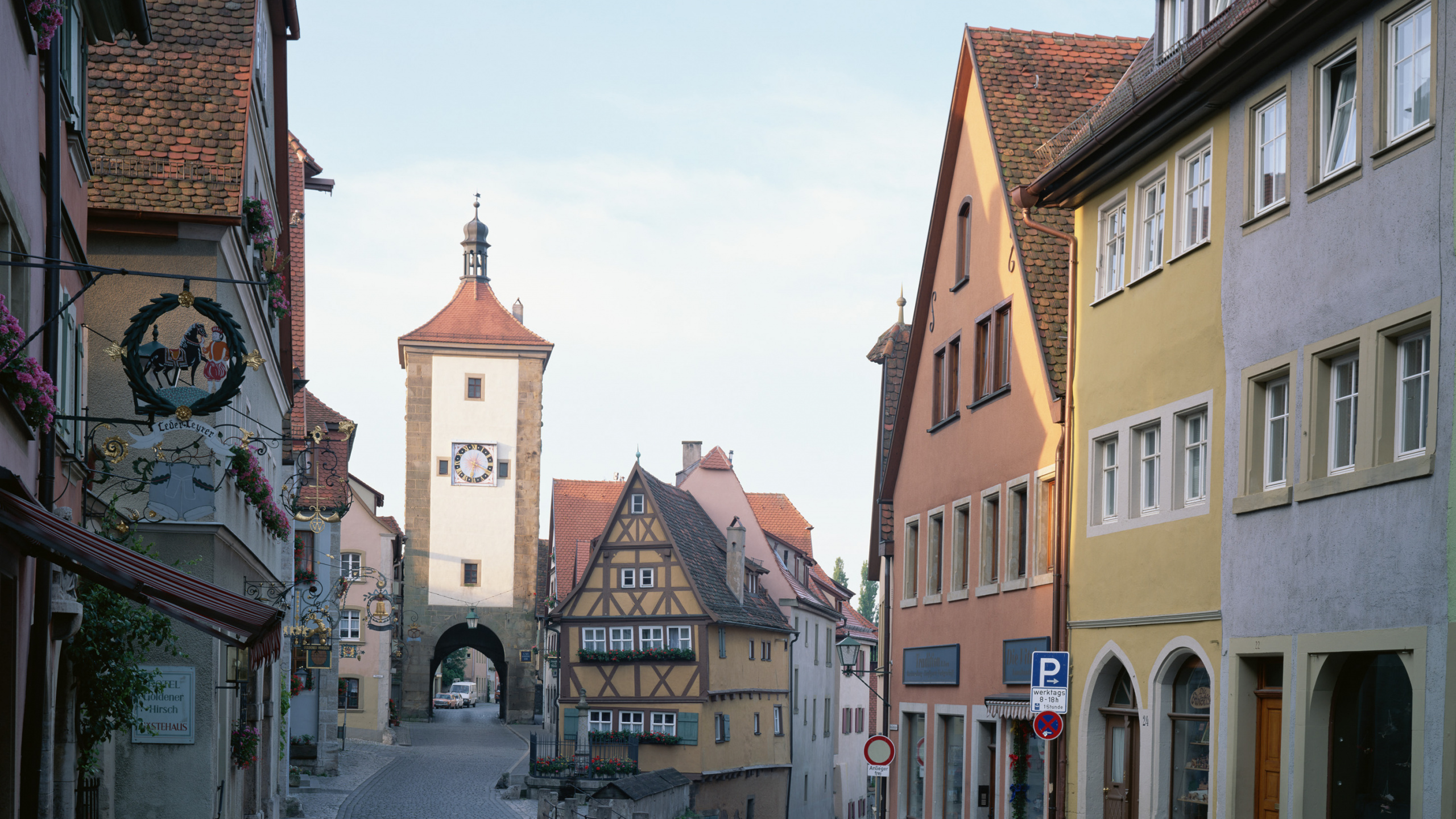 Обои городок, улица, здание, соседство, город в разрешении 2560x1440