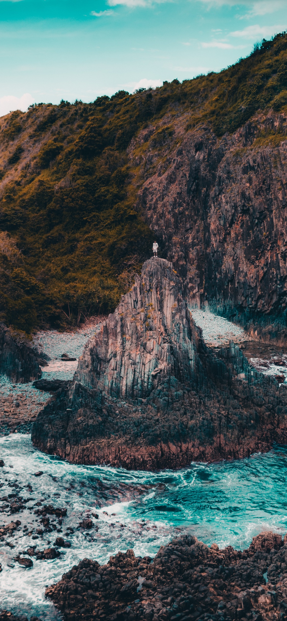 Обои побережье, море, вода, облако, гора в разрешении 1125x2436