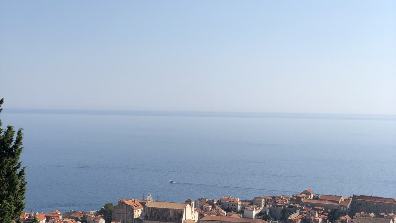 Обои соседство, жилой район, горизонт, пригород, лазурный в разрешении 1366x768