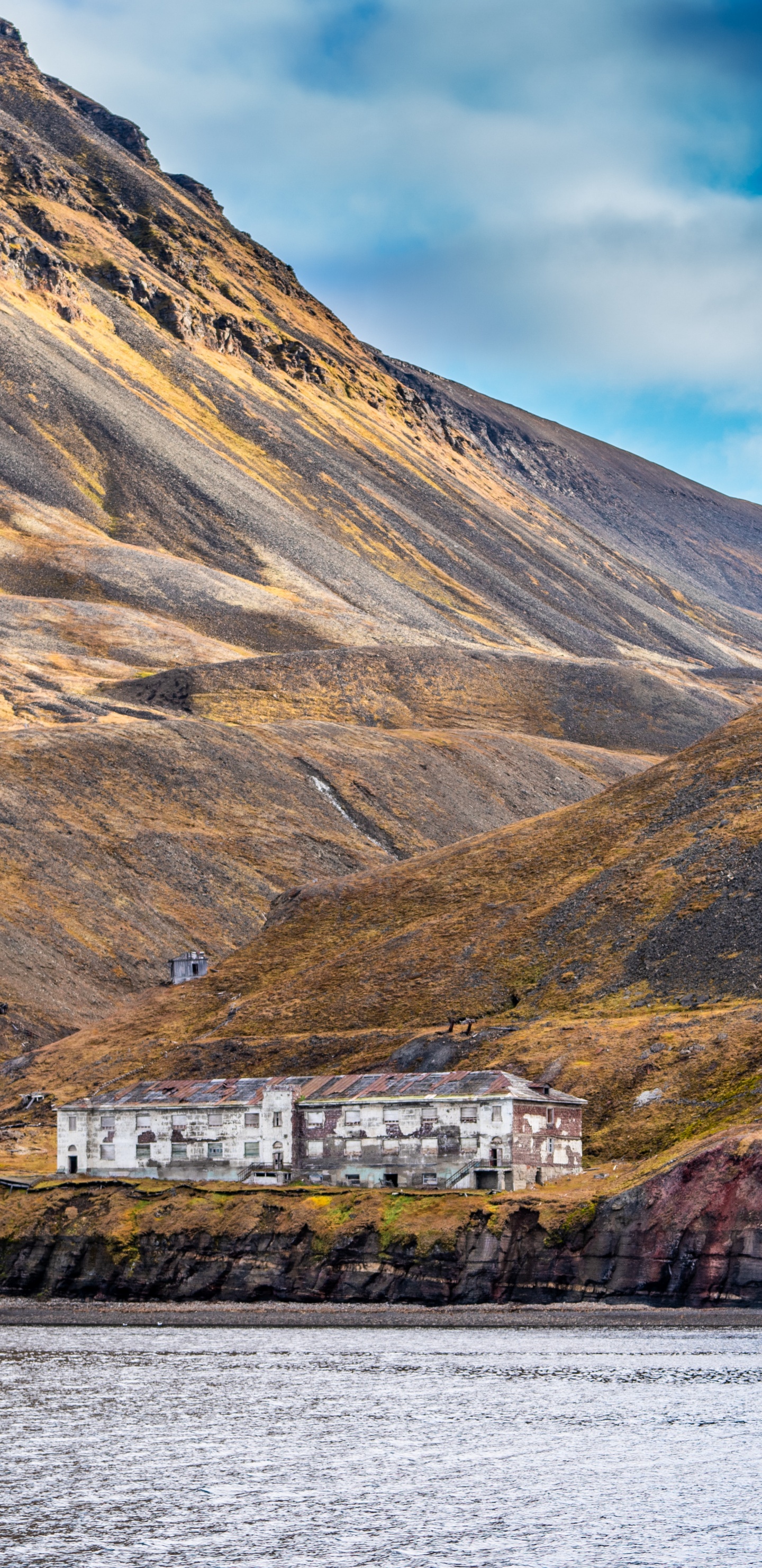 Обои нагорье, Баренцбург, гора, вода, облако в разрешении 1440x2960