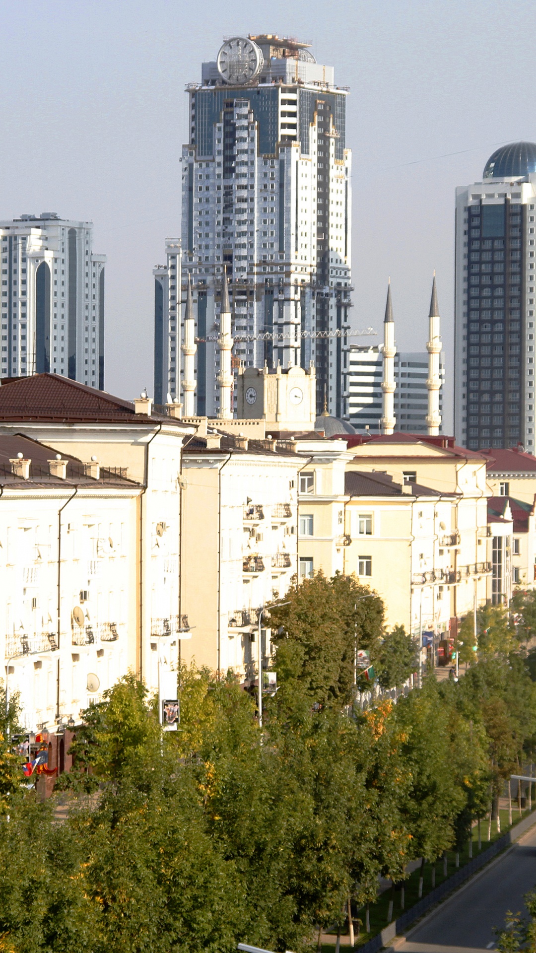 Обои город, городской район, линия горизонта, башня, городской пейзаж в разрешении 1080x1920