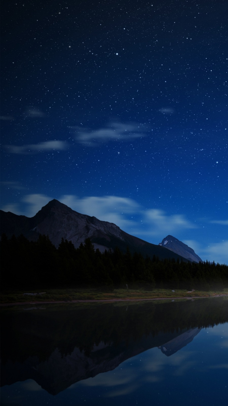 Обои ночь, природа, отражение, хайленд, нагорье в разрешении 750x1334