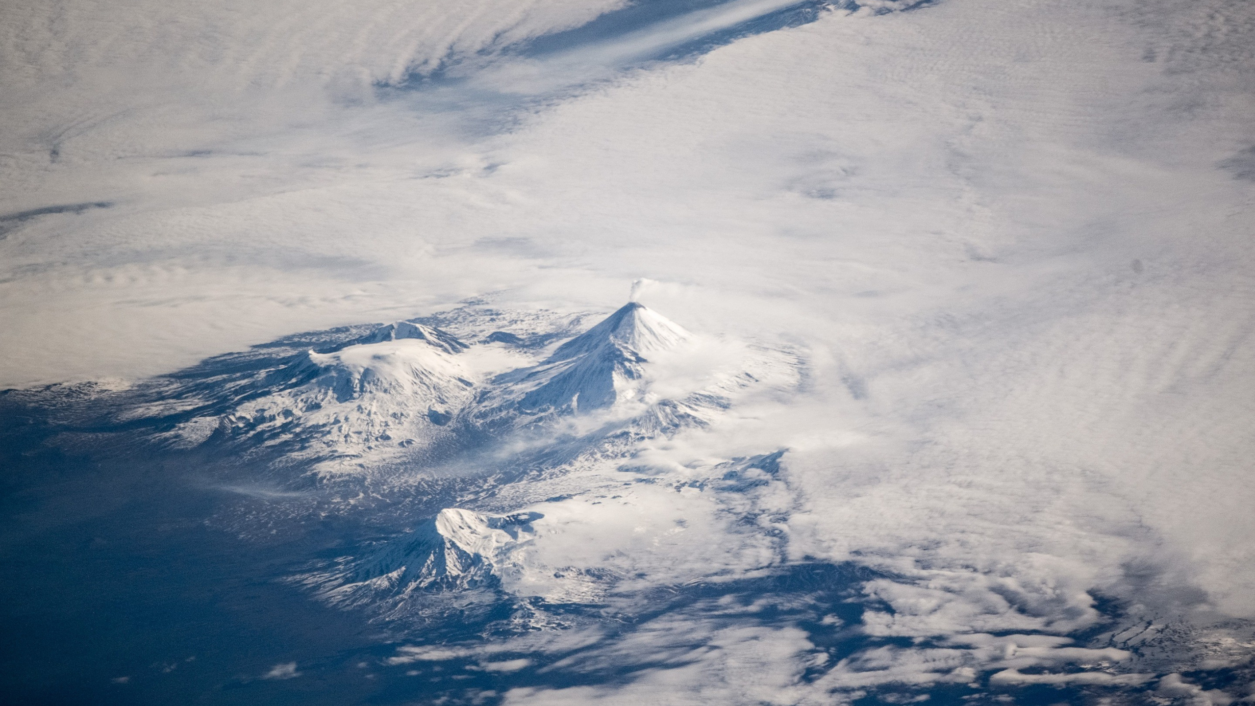 Обои вулканы камчатки, вулкан, земля, облако, атмосфера в разрешении 2560x1440