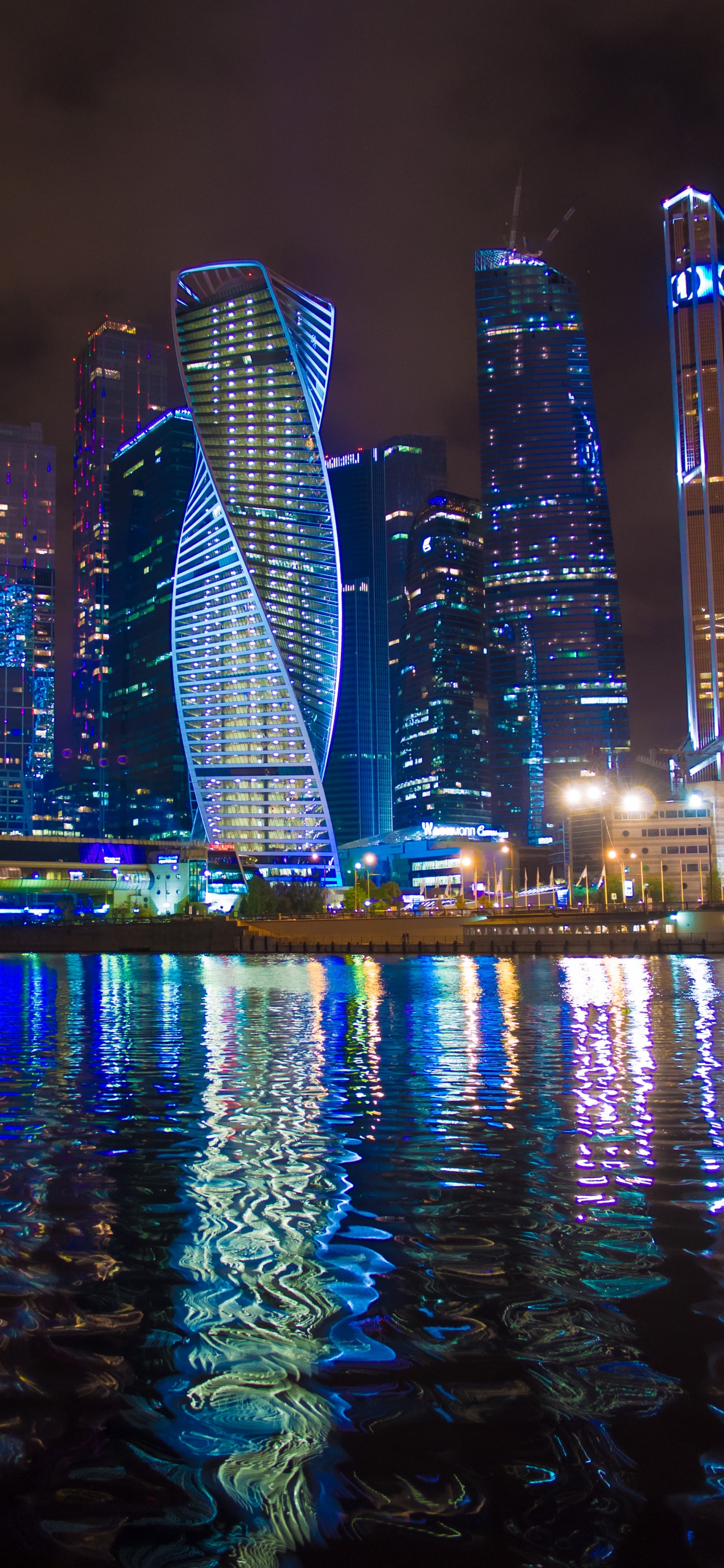 Обои небоскреб, Москва, телефон, МегаФон, вода в разрешении 1242x2688