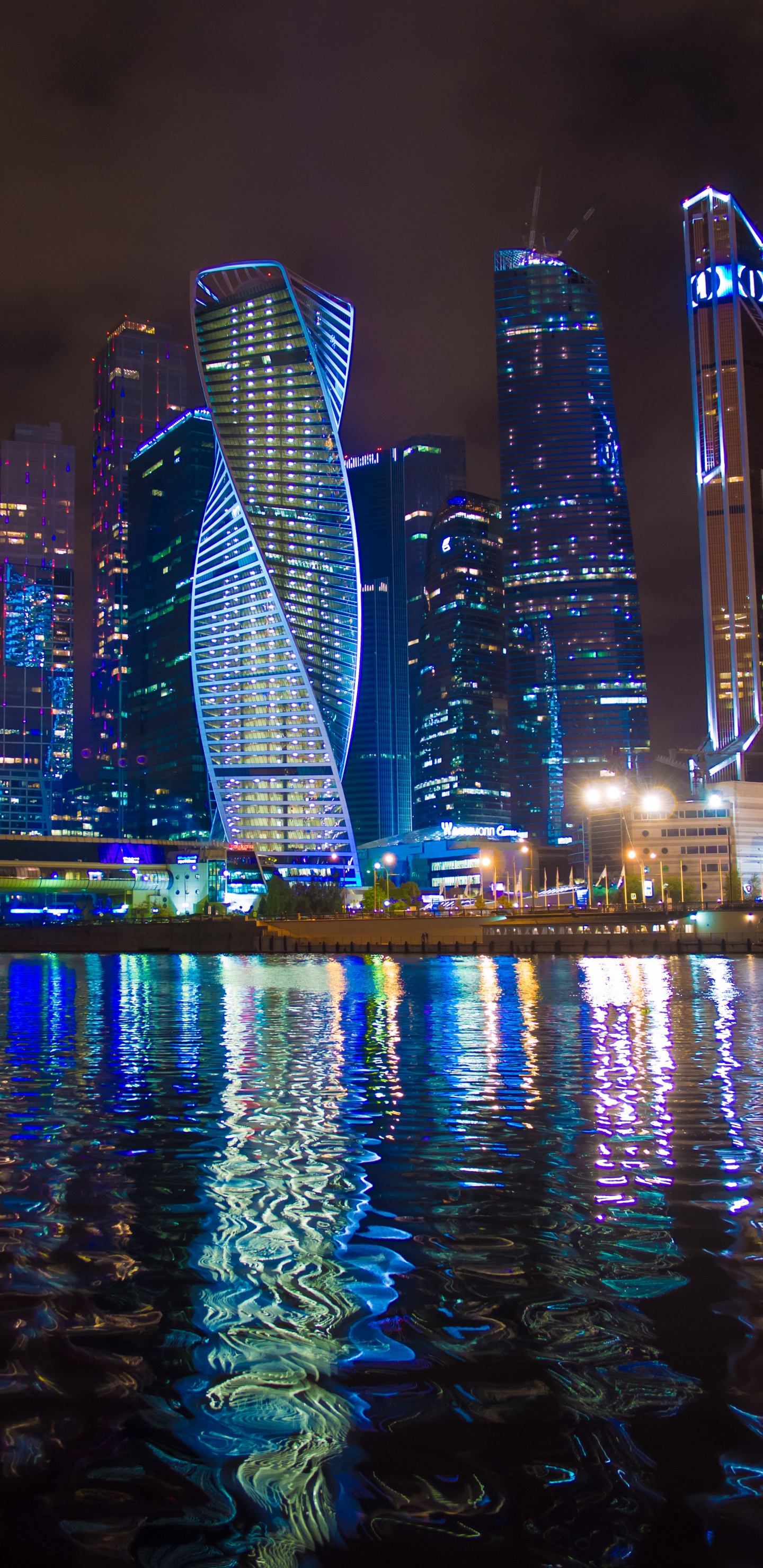 Обои небоскреб, Москва, телефон, МегаФон, вода в разрешении 1440x2960