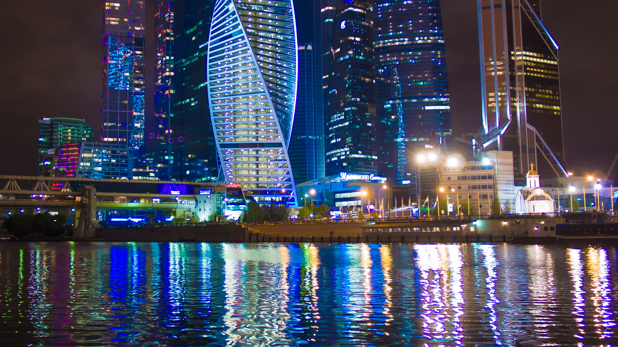 Обои небоскреб, Москва, телефон, МегаФон, вода в разрешении 2560x1440