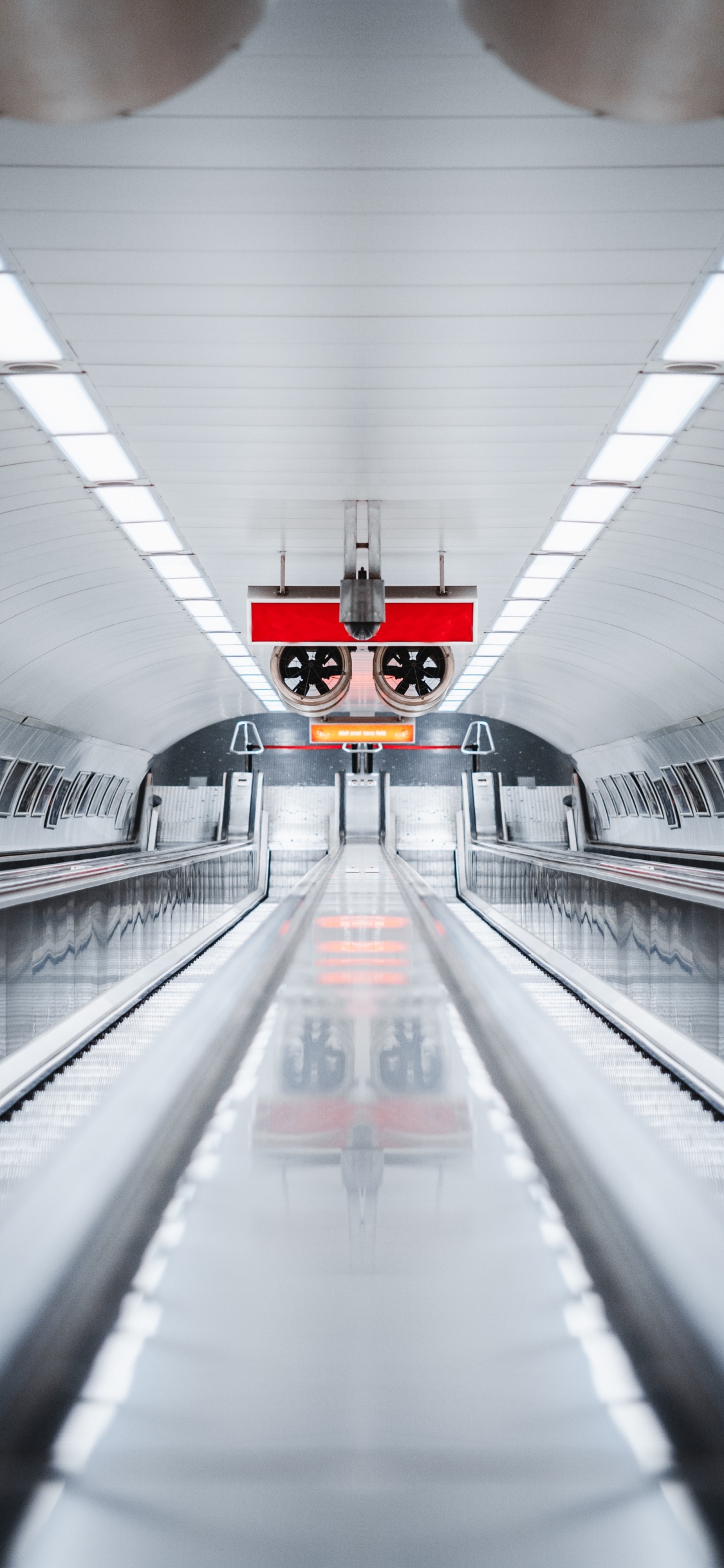 Обои эскалатор, скоростной транспорт, транспорт, городской район, линия в разрешении 1125x2436