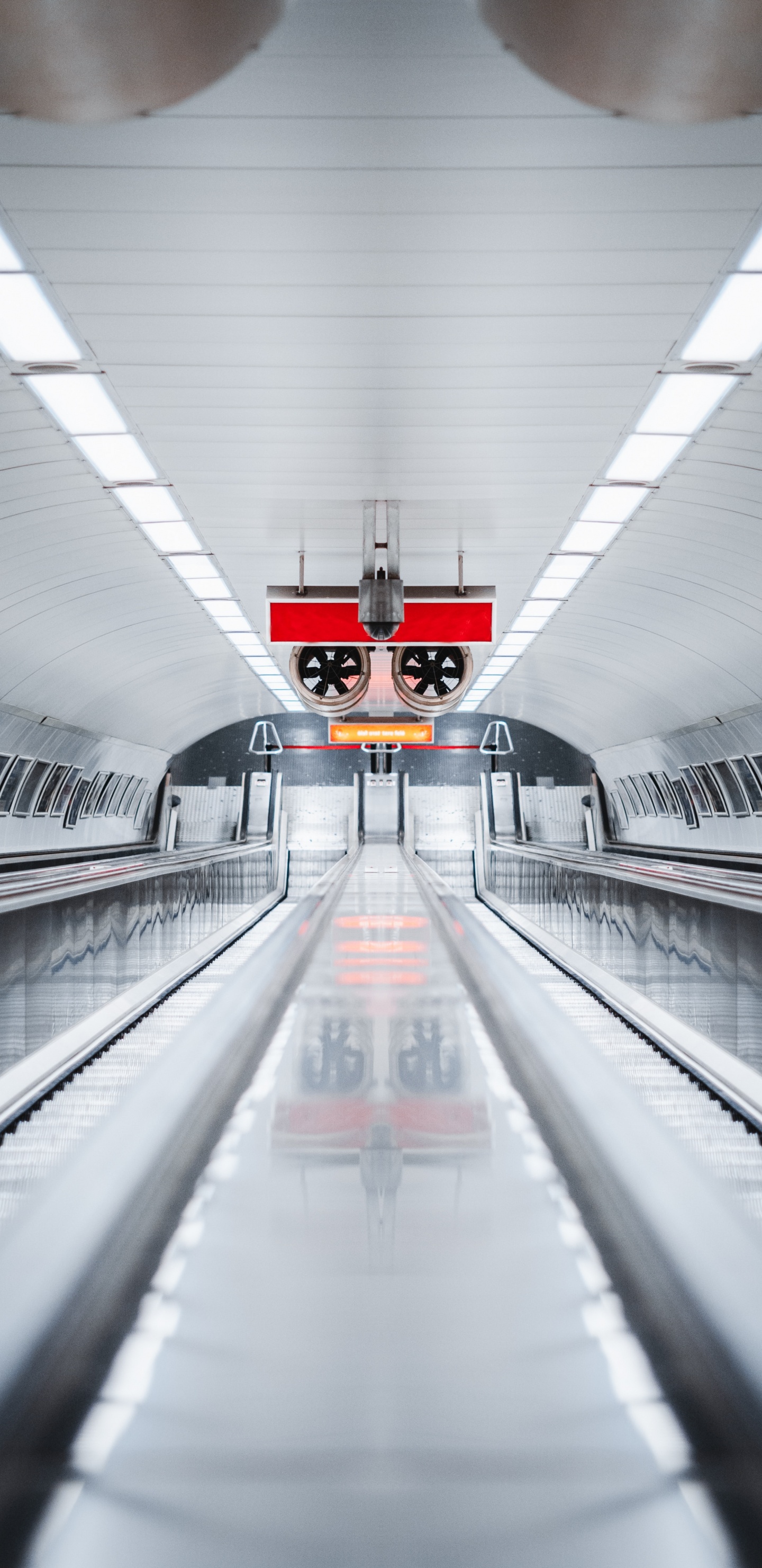 Обои эскалатор, скоростной транспорт, транспорт, городской район, линия в разрешении 1440x2960