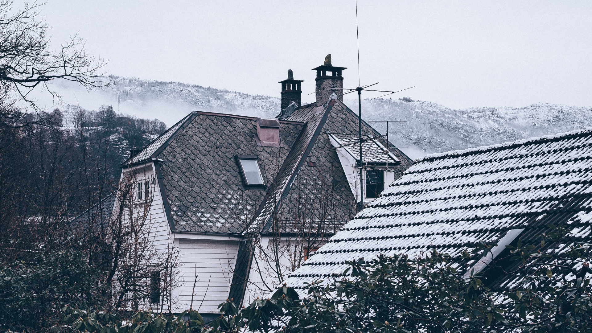 Обои родина, черный и белый, крыша, Снег Разных Цветов, здание в разрешении 1920x1080
