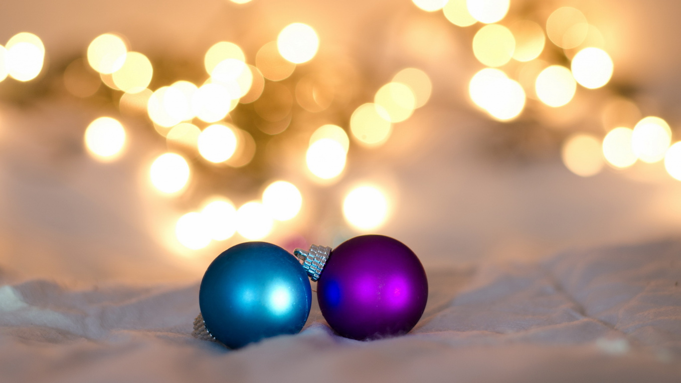 Обои свет, рождественский орнамент, пурпур, освещение, Рождественские украшения в разрешении 1366x768